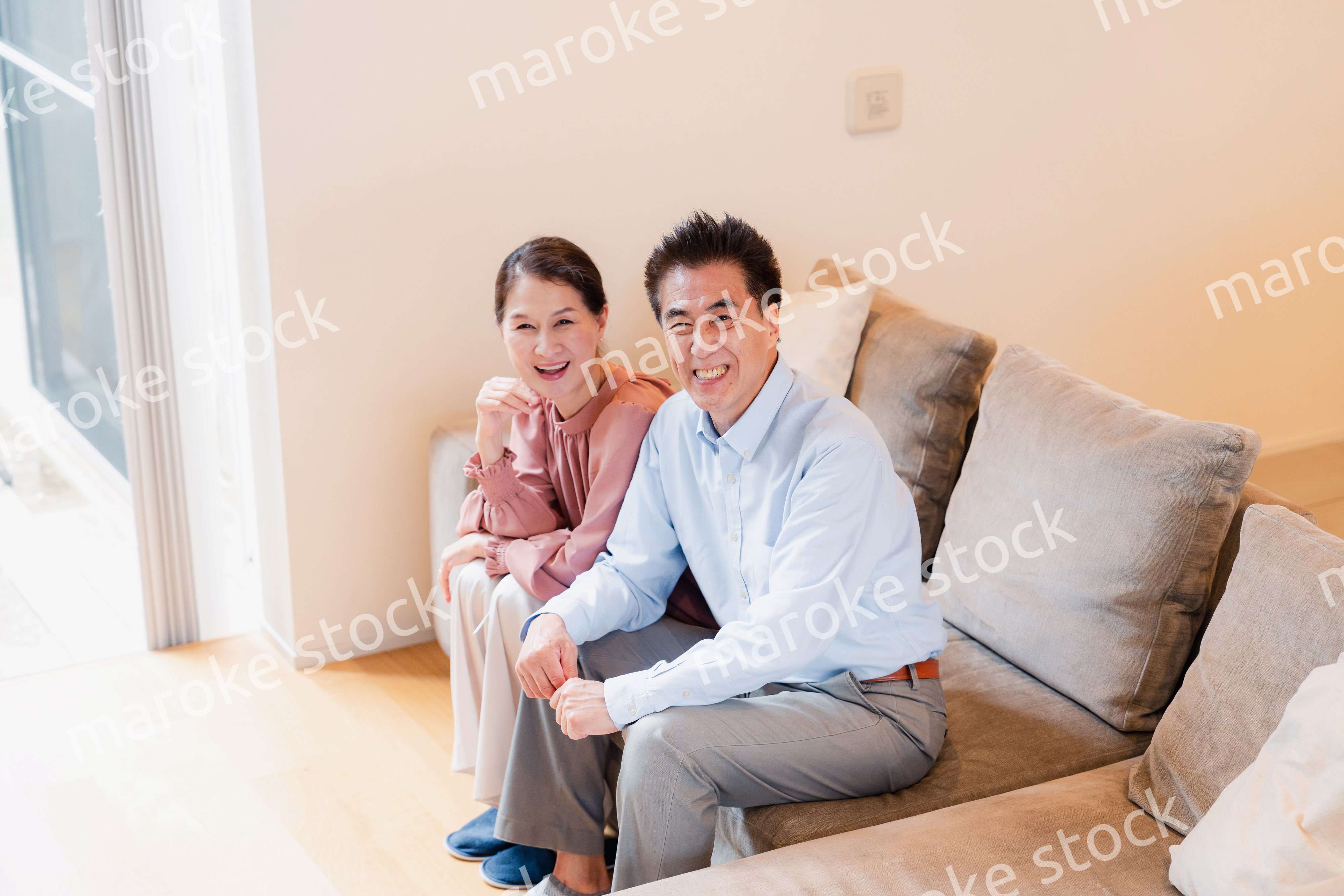 高級老人ホームで過ごすシニアの2人