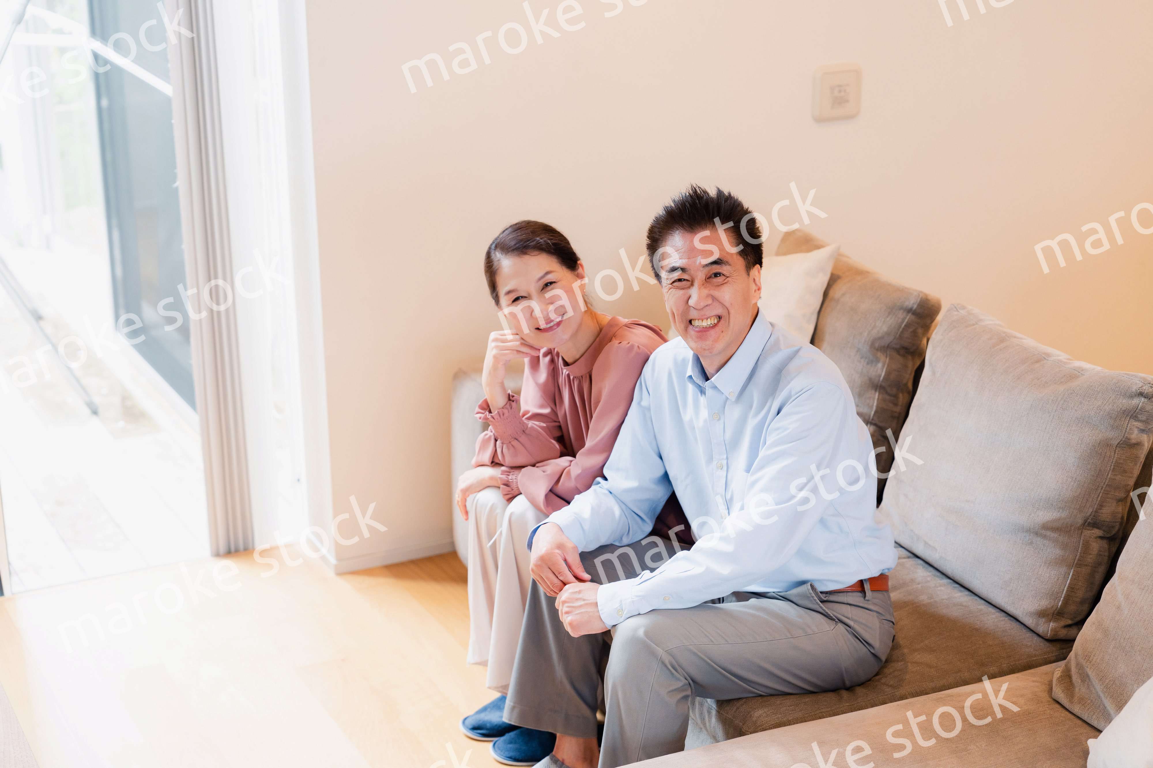 高級老人ホームで過ごすシニアの2人