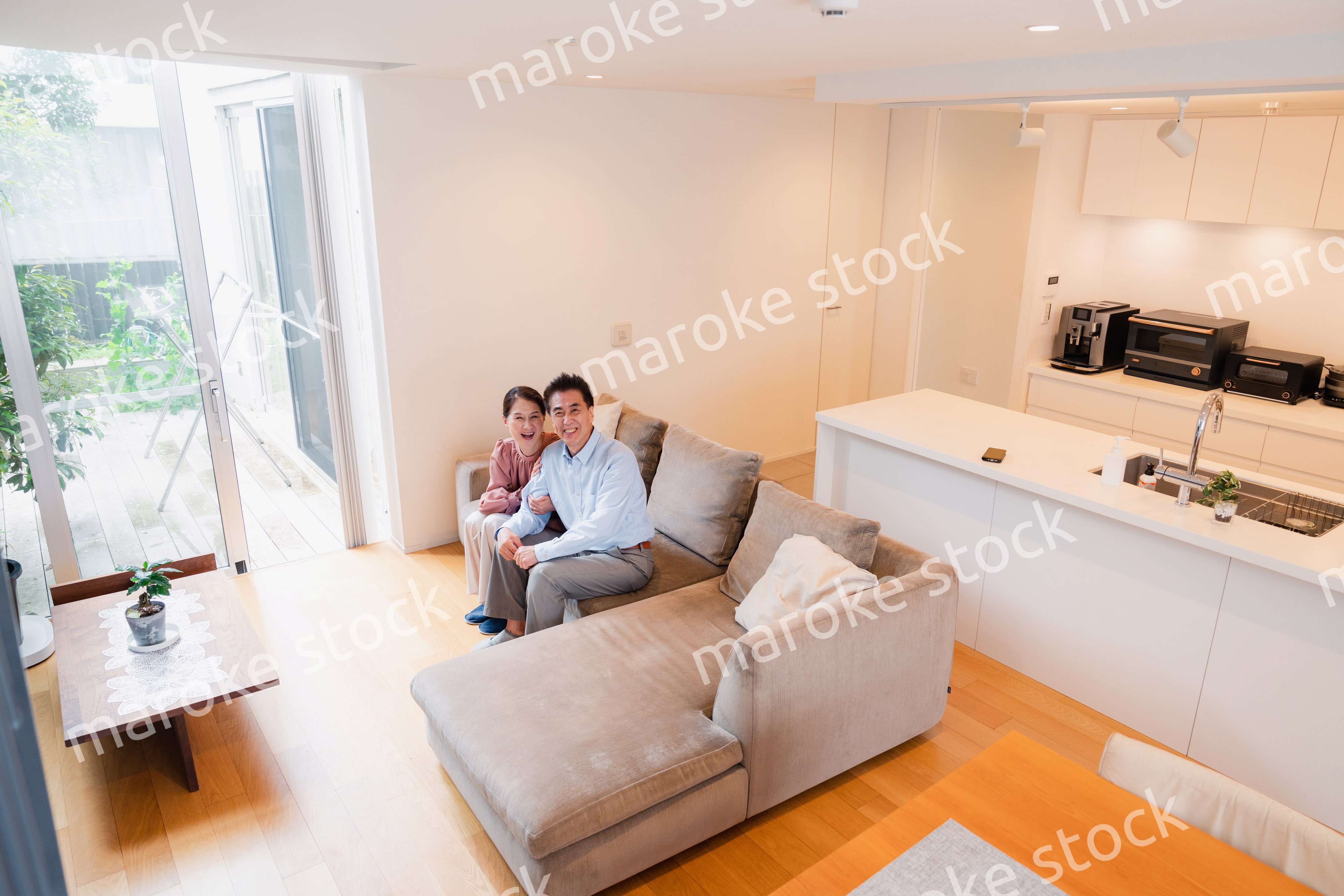 高級老人ホームで過ごすシニアの2人