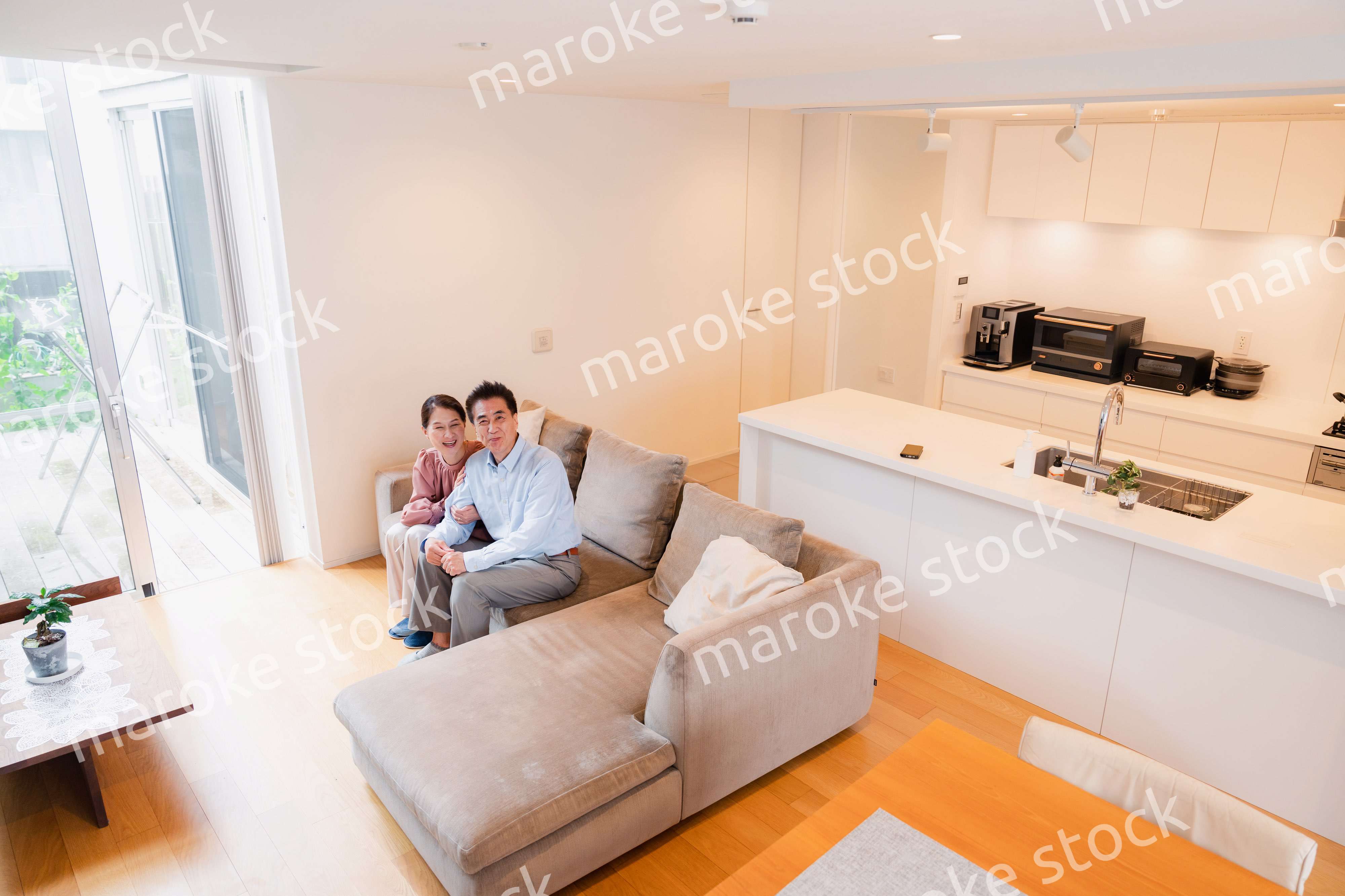 高級老人ホームで過ごすシニアの2人