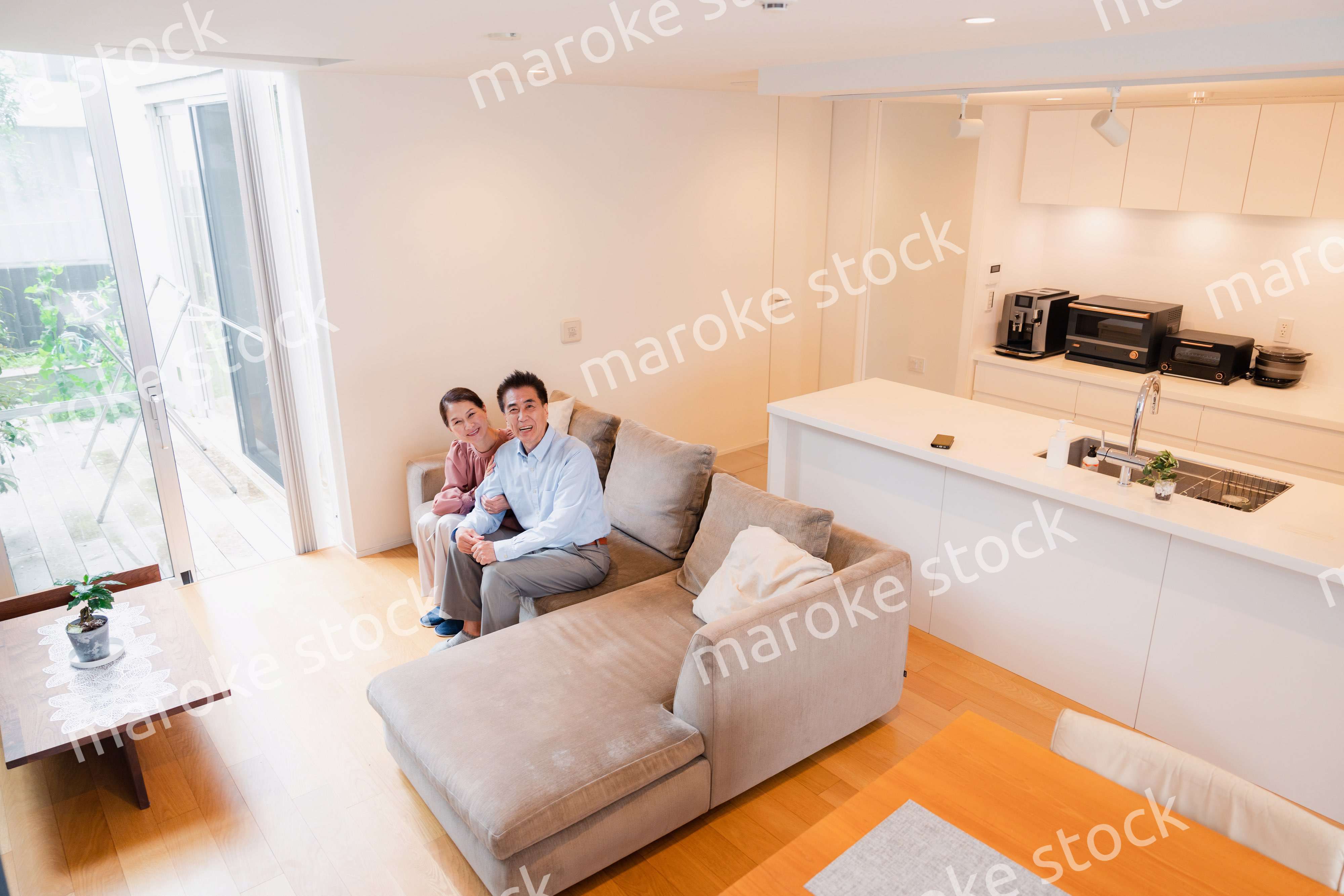 高級老人ホームで過ごすシニアの2人