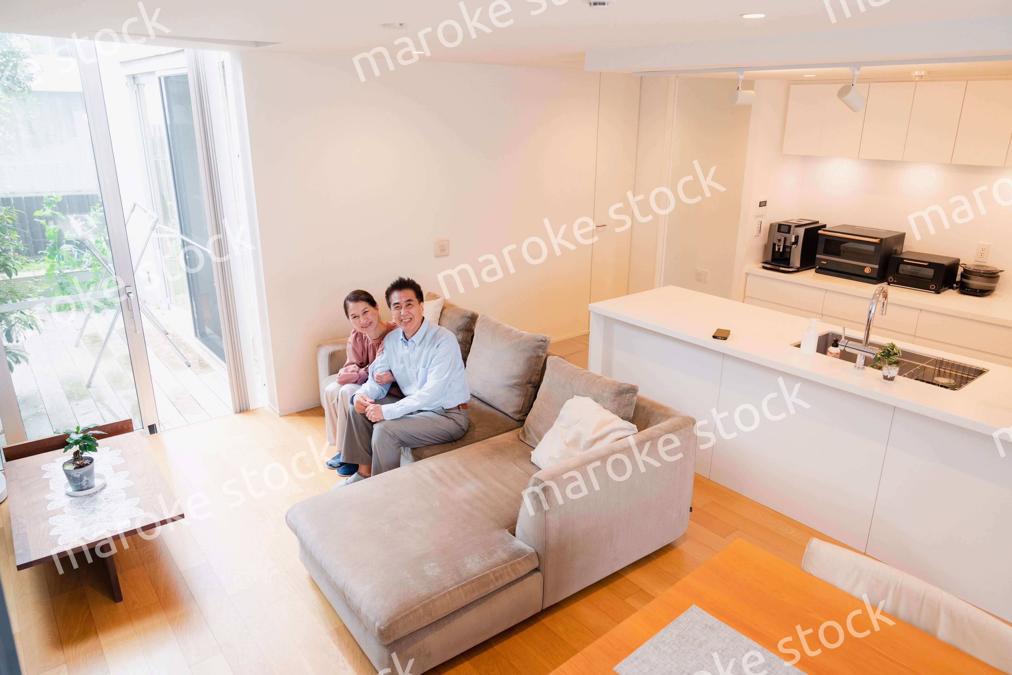 高級老人ホームで過ごすシニアの2人