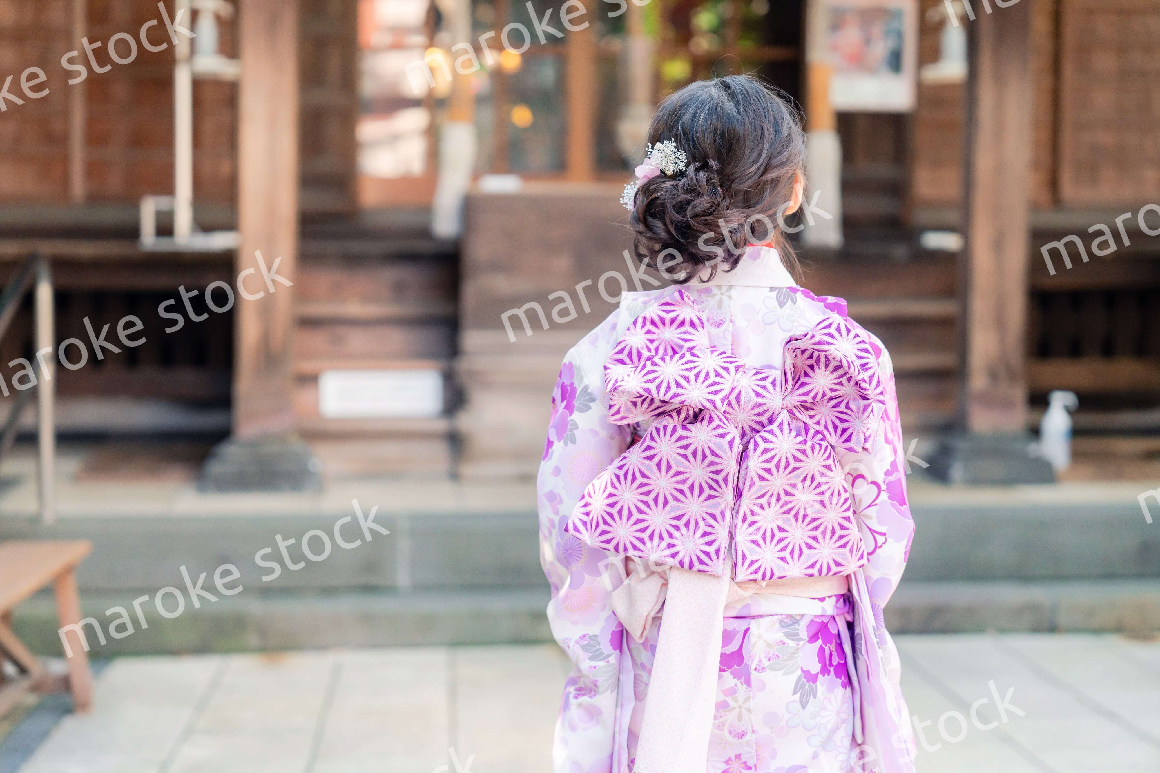 着物姿で七五三のお祝いをする5歳の女の子