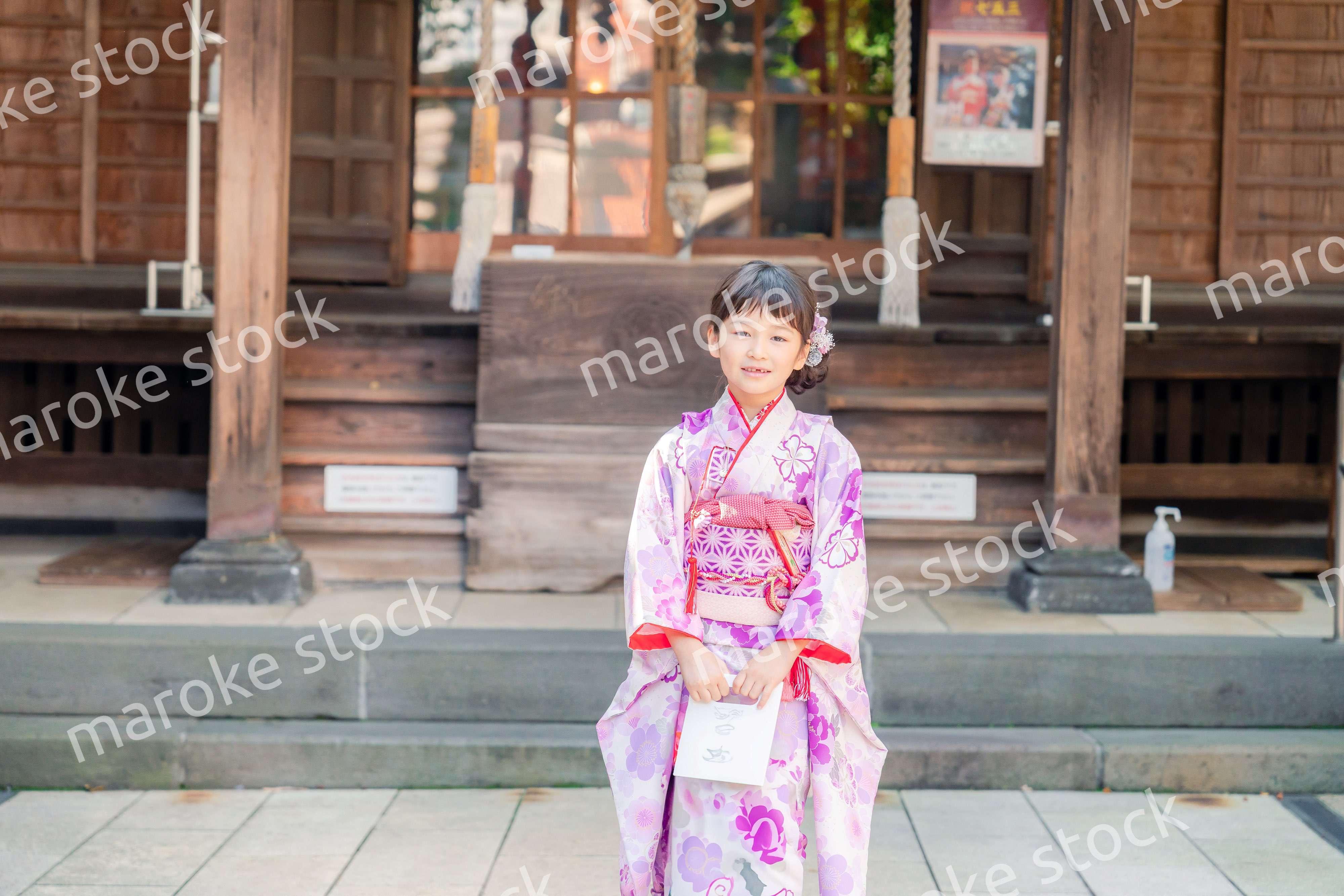 着物姿で七五三のお祝いをする5歳の女の子