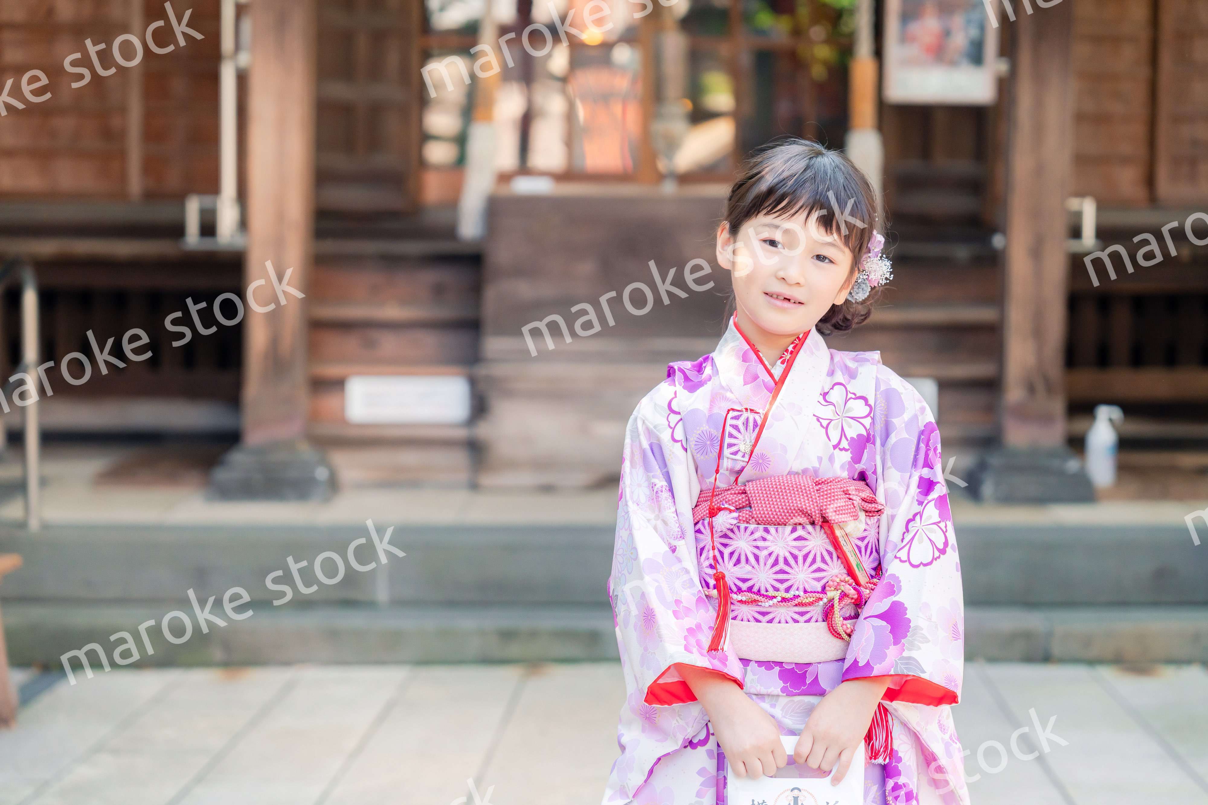 着物姿で七五三のお祝いをする5歳の女の子