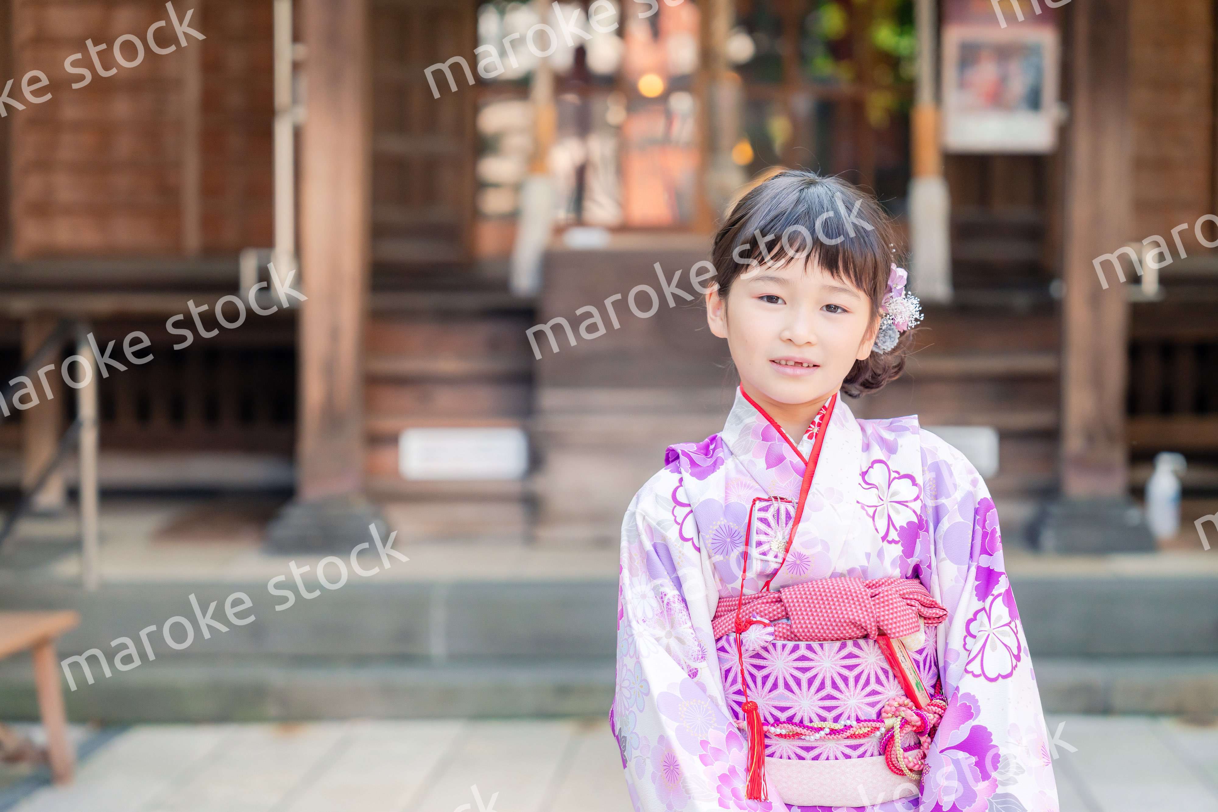 着物姿で七五三のお祝いをする5歳の女の子