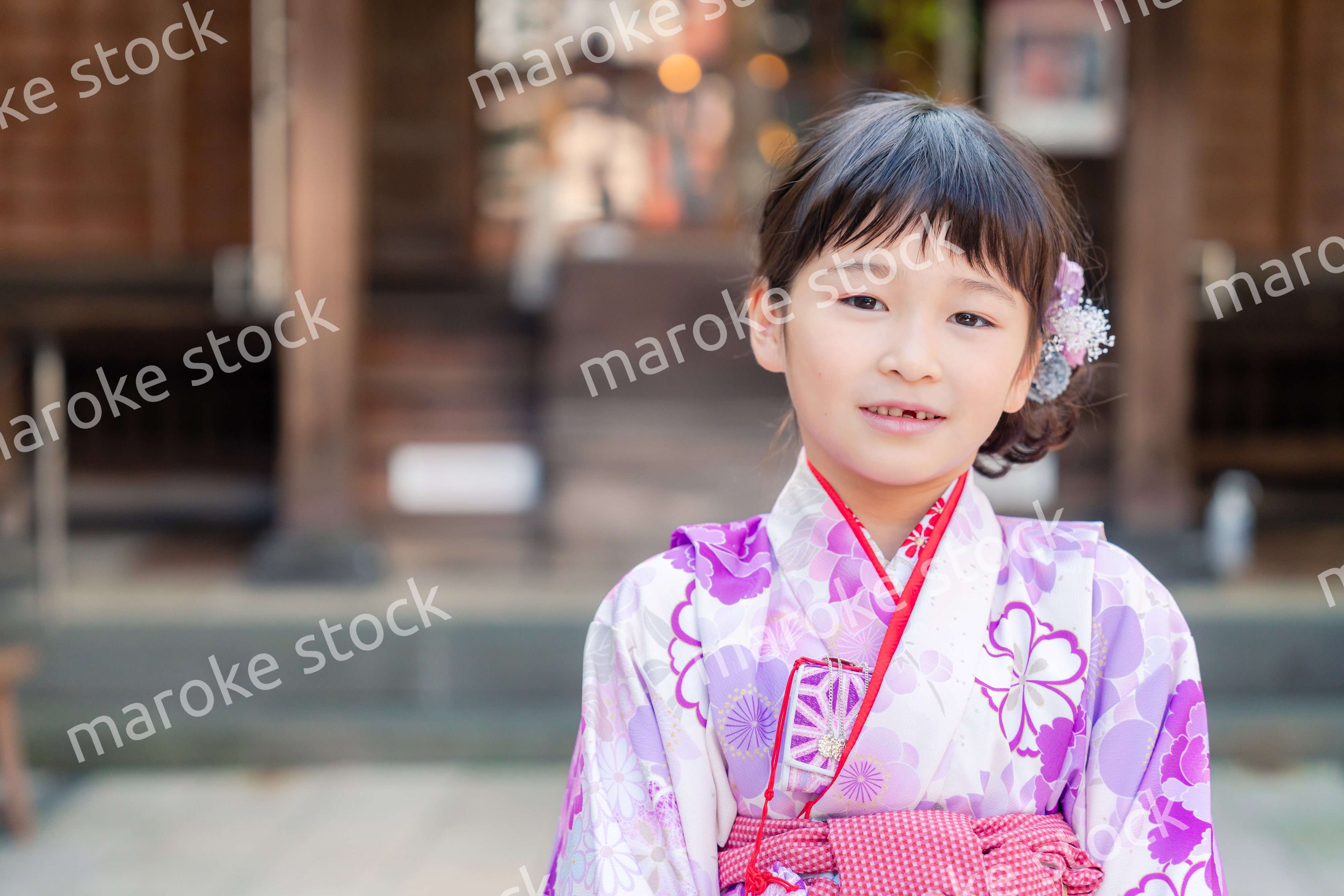 着物姿で七五三のお祝いをする5歳の女の子