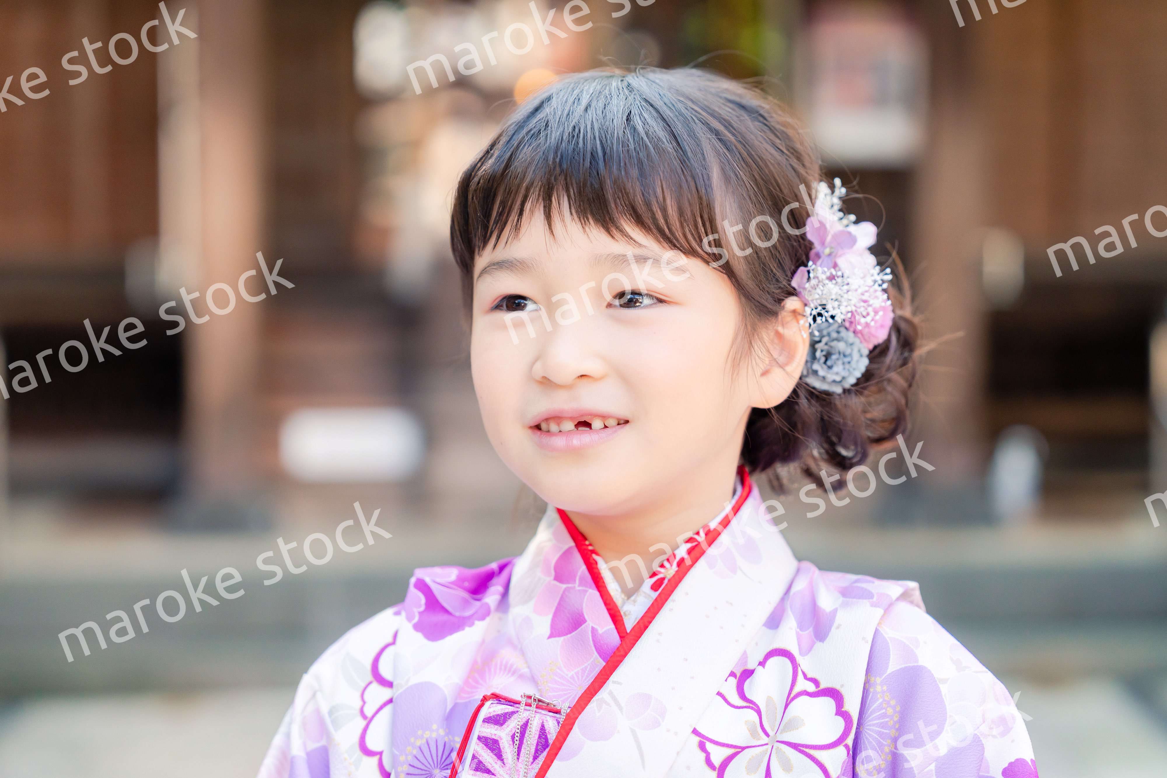 着物姿で七五三のお祝いをする5歳の女の子