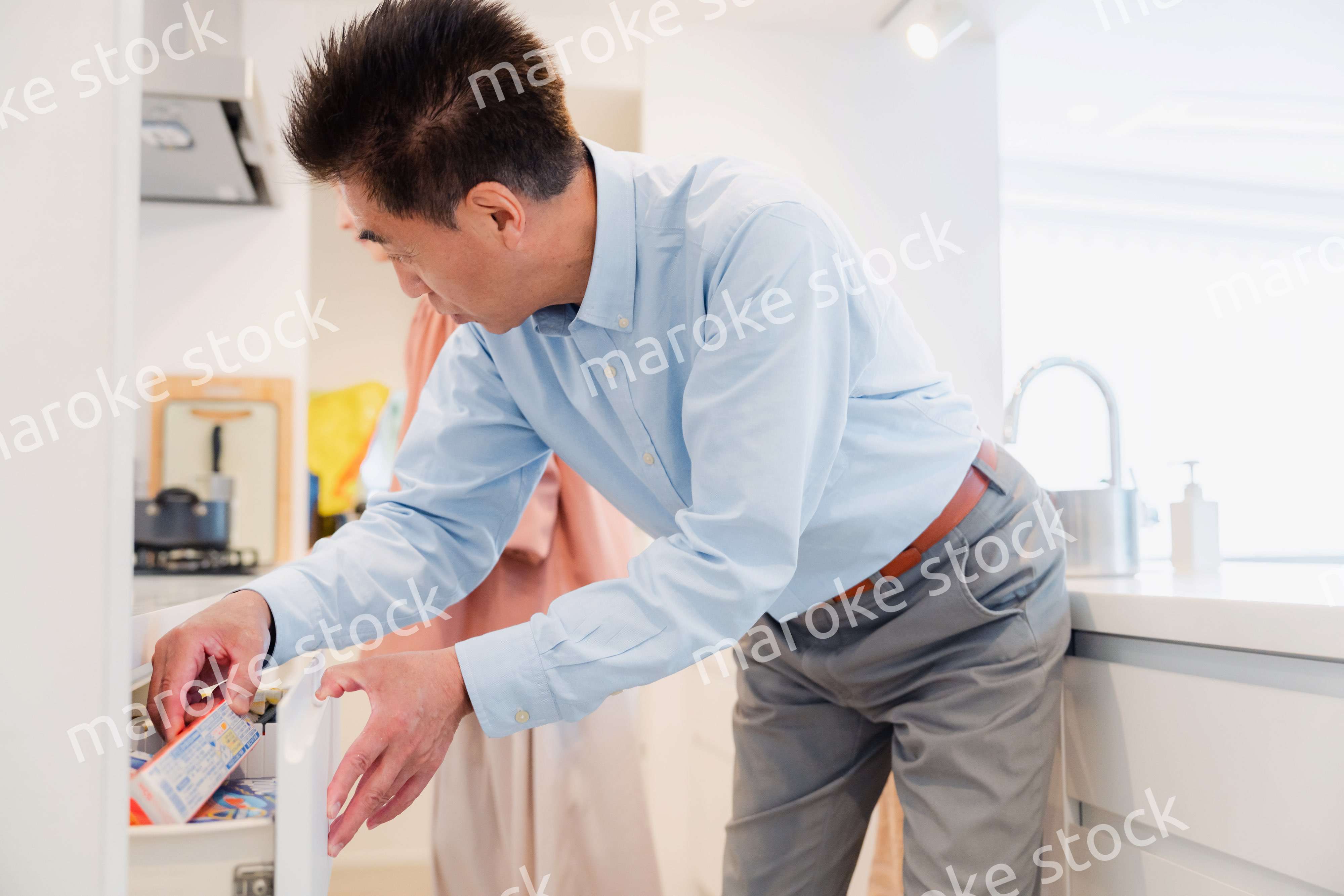 物の収納場所を忘れて探す高齢の夫婦