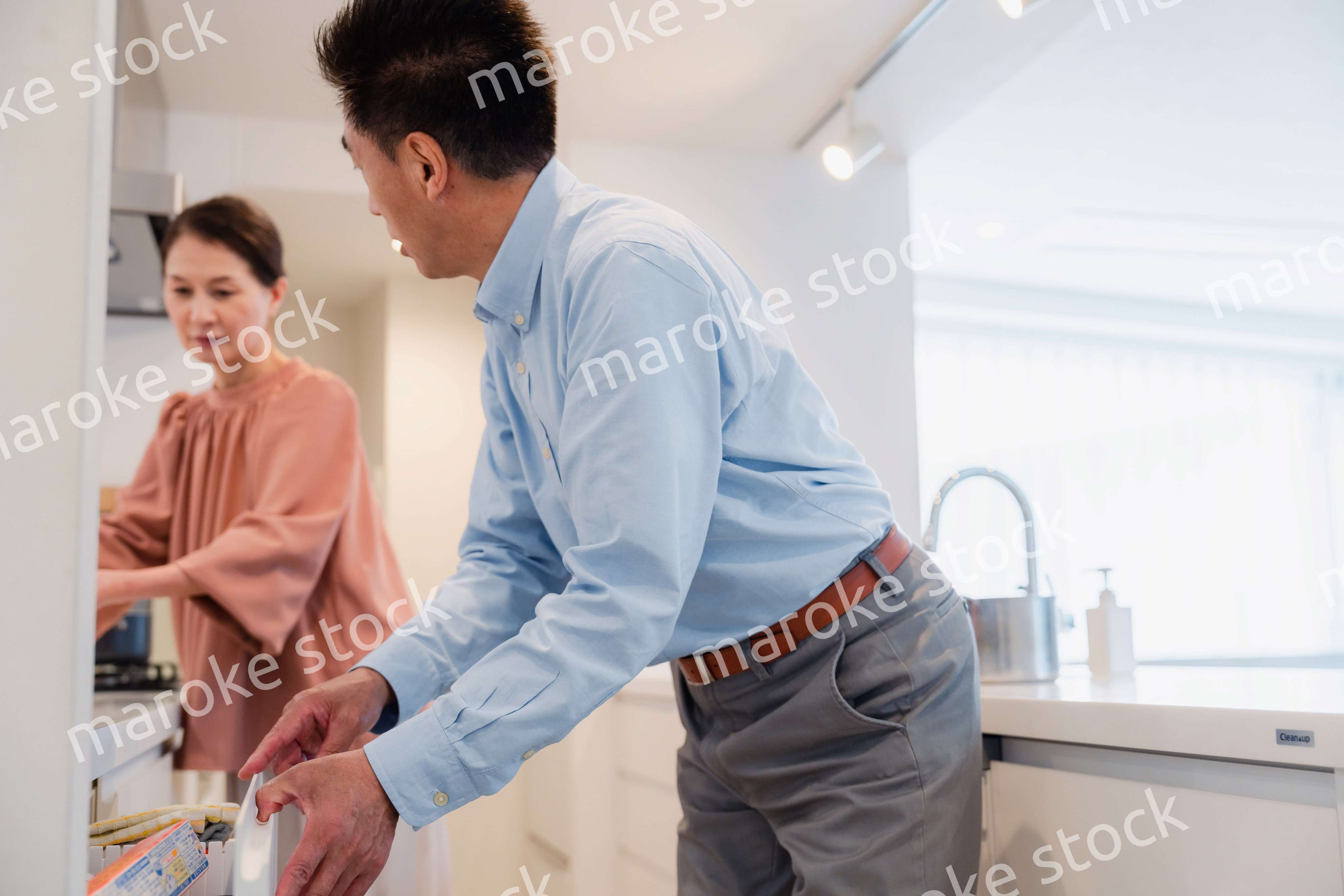 物の収納場所を忘れて探す高齢の夫婦