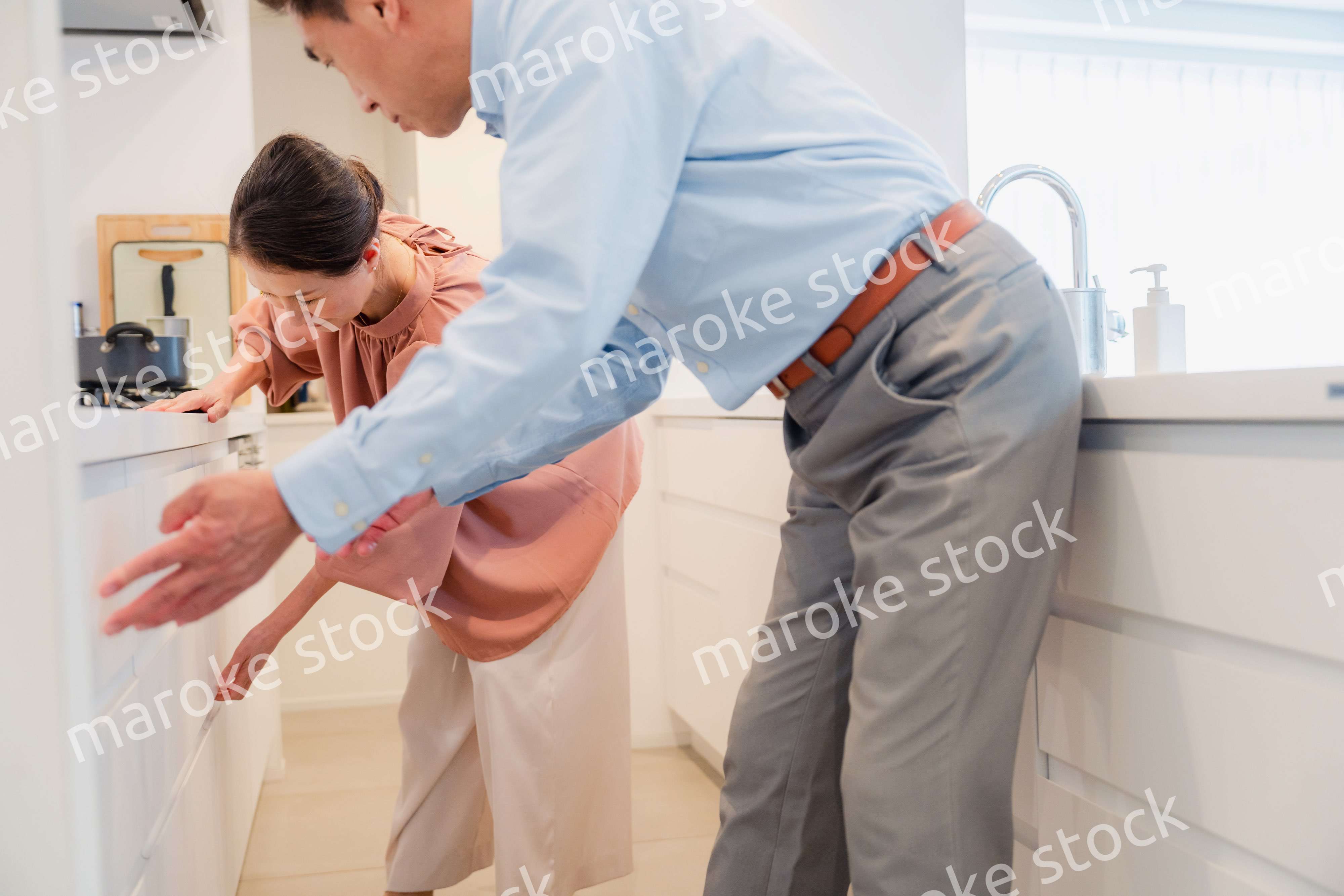 物の収納場所を忘れて探す高齢の夫婦