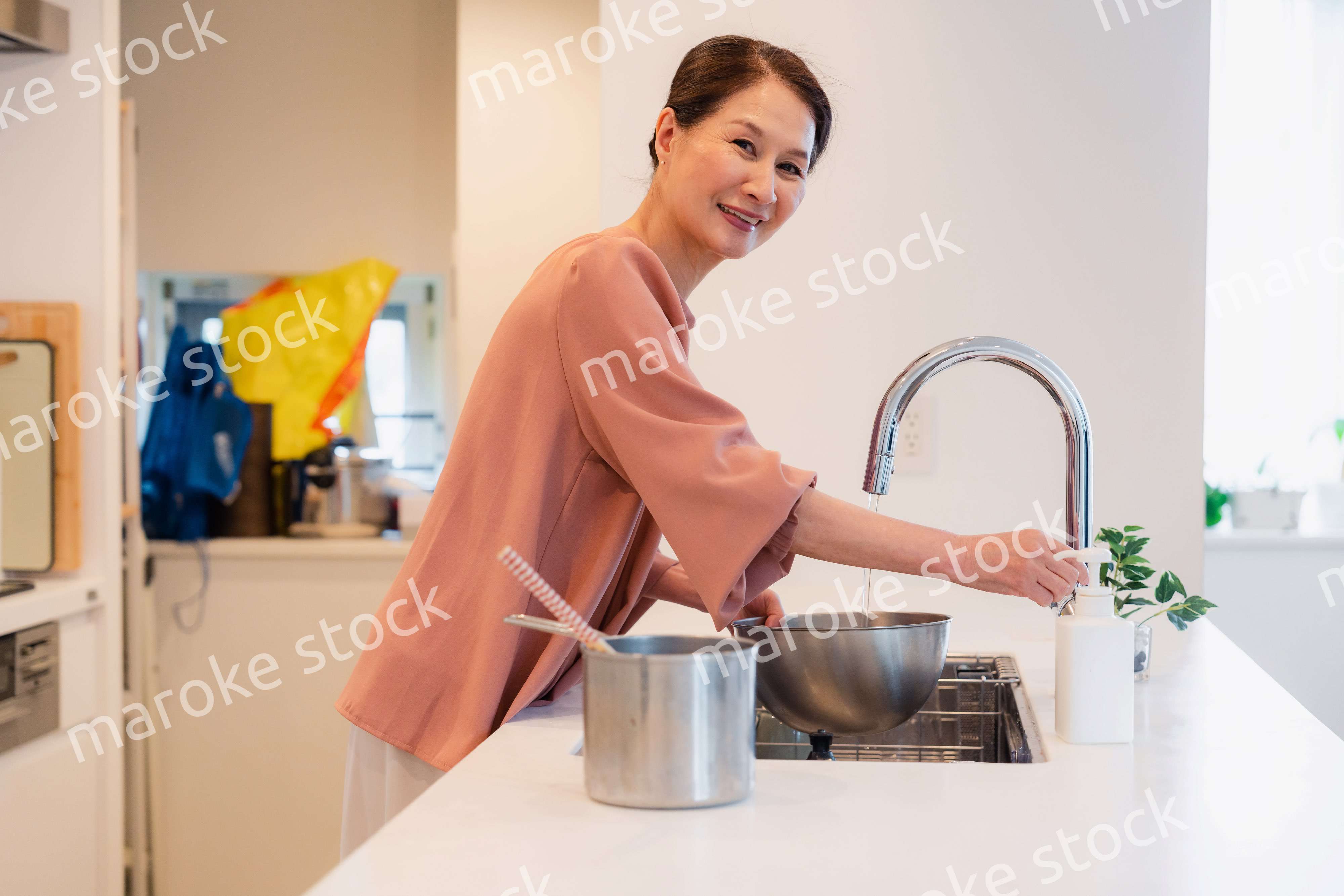 キッチンで料理をするシニアの女性