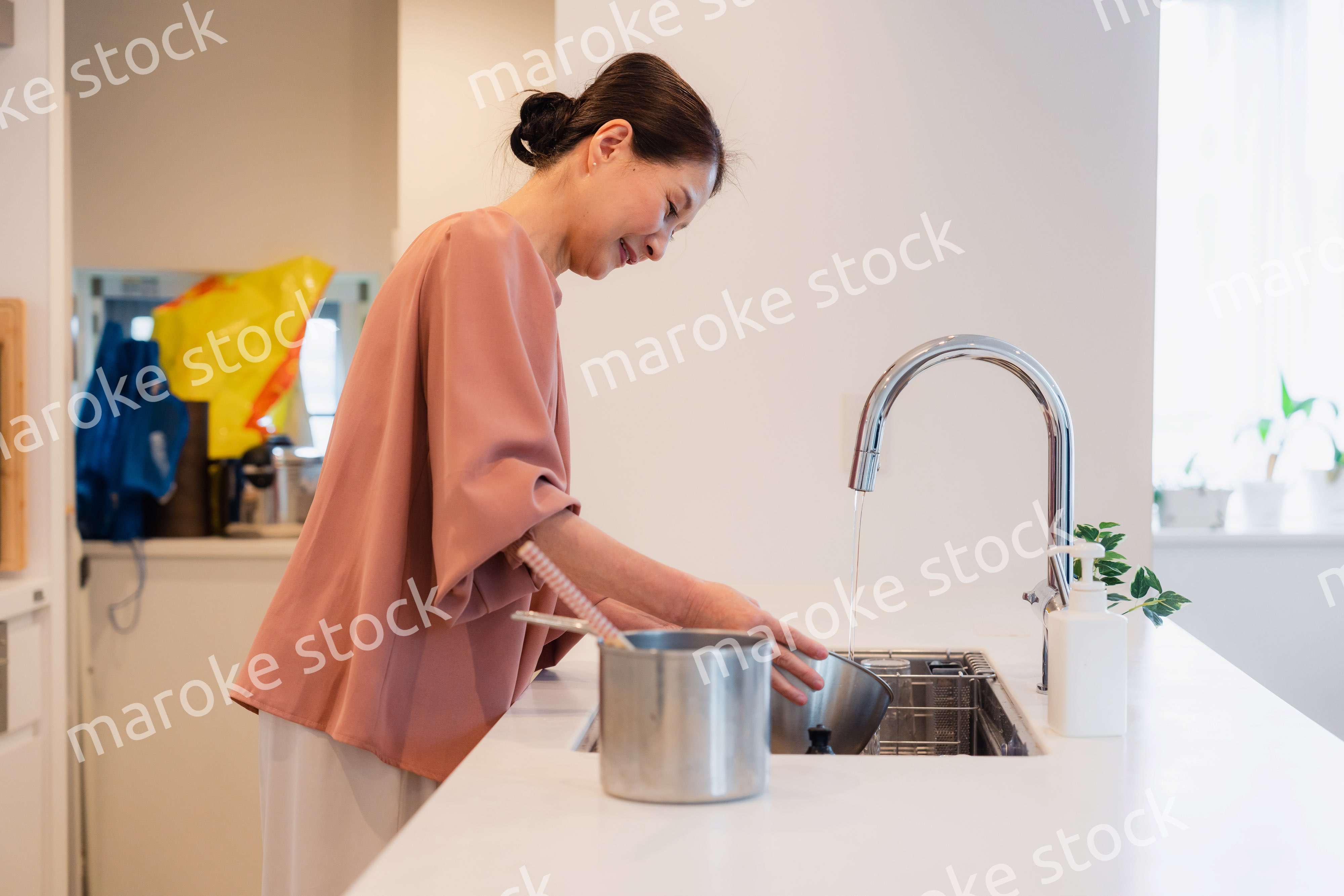 キッチンで料理をするシニアの女性