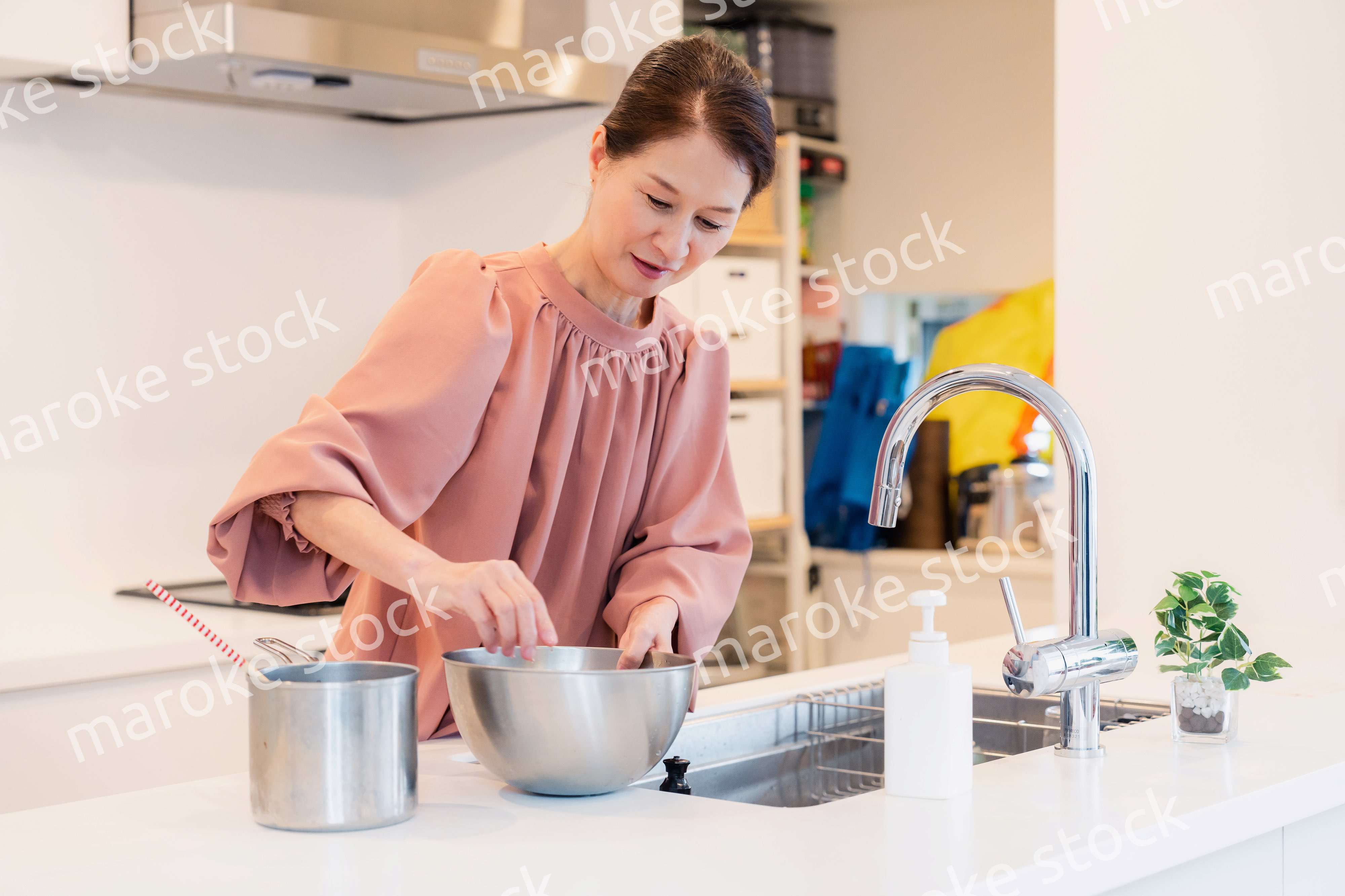 キッチンで料理をするシニアの女性