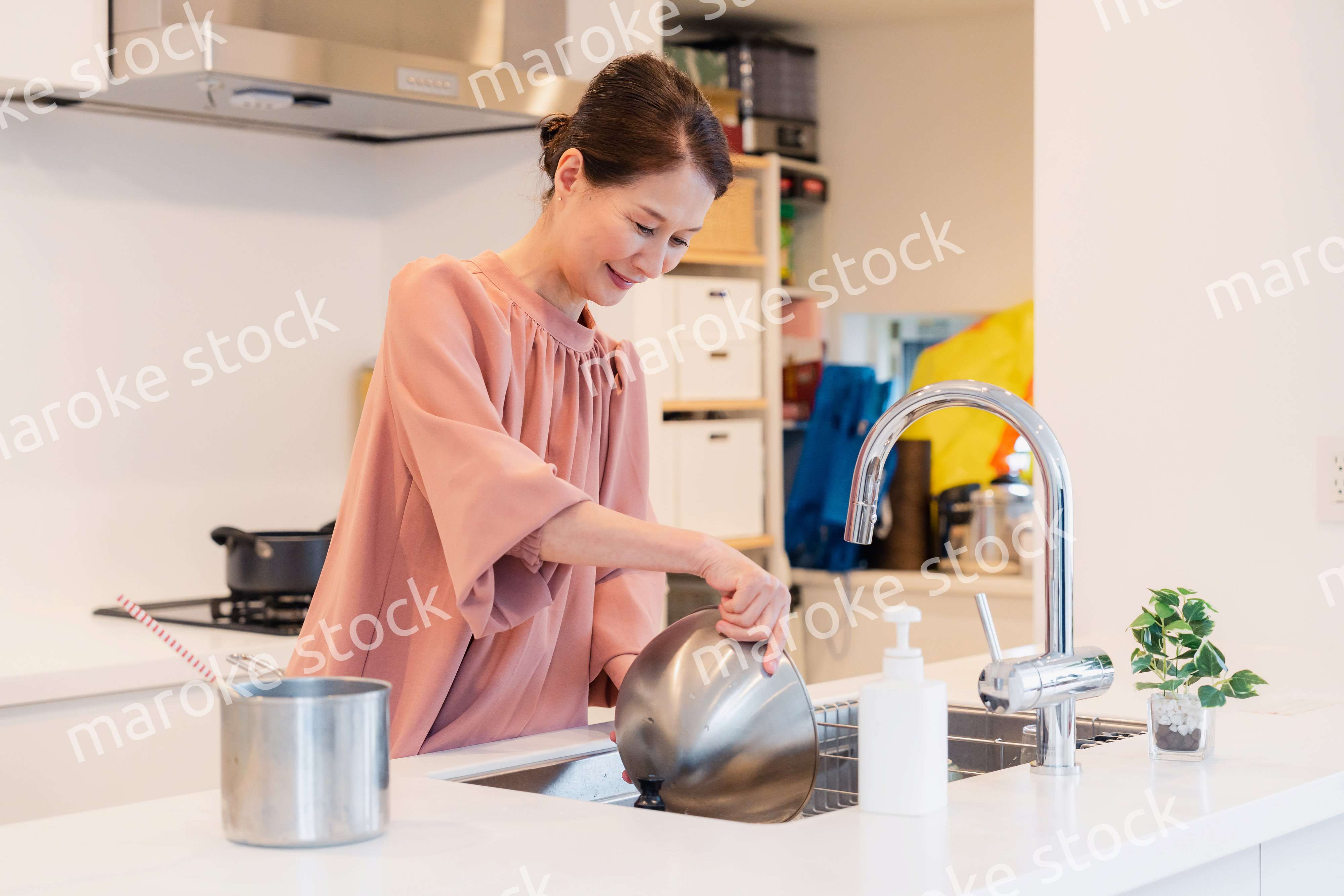 キッチンで料理をするシニアの女性