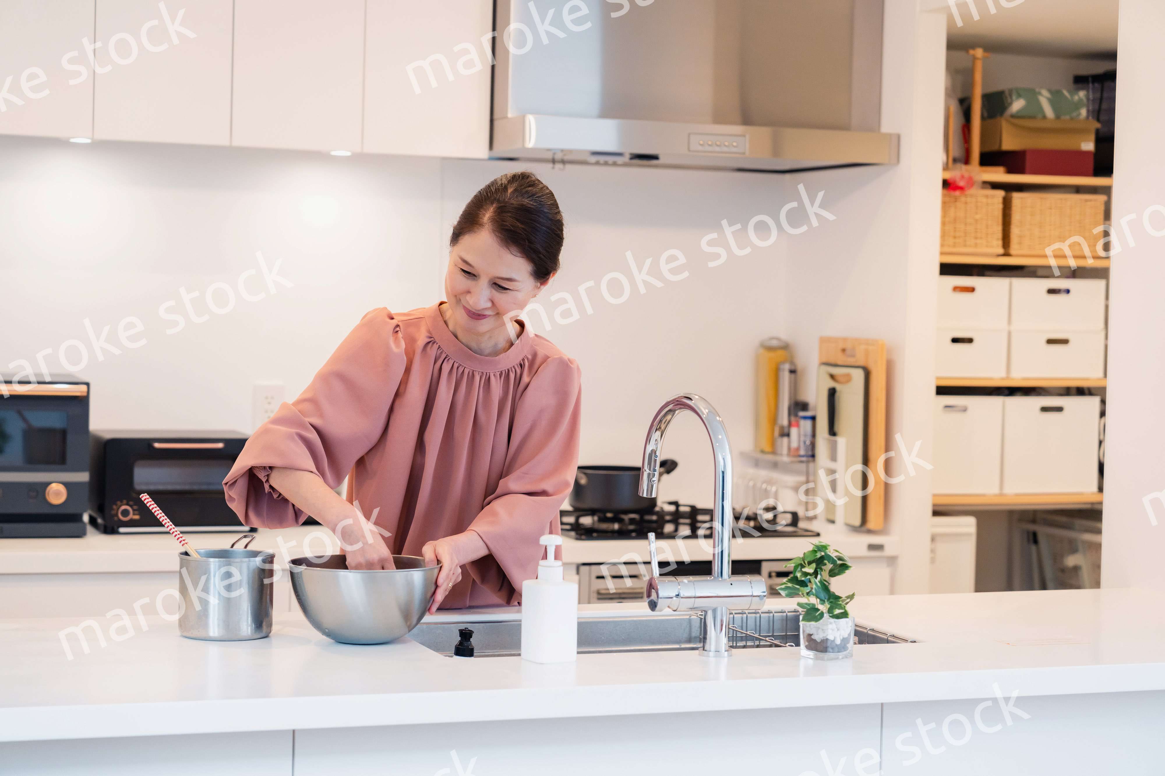 キッチンで料理をするシニアの女性