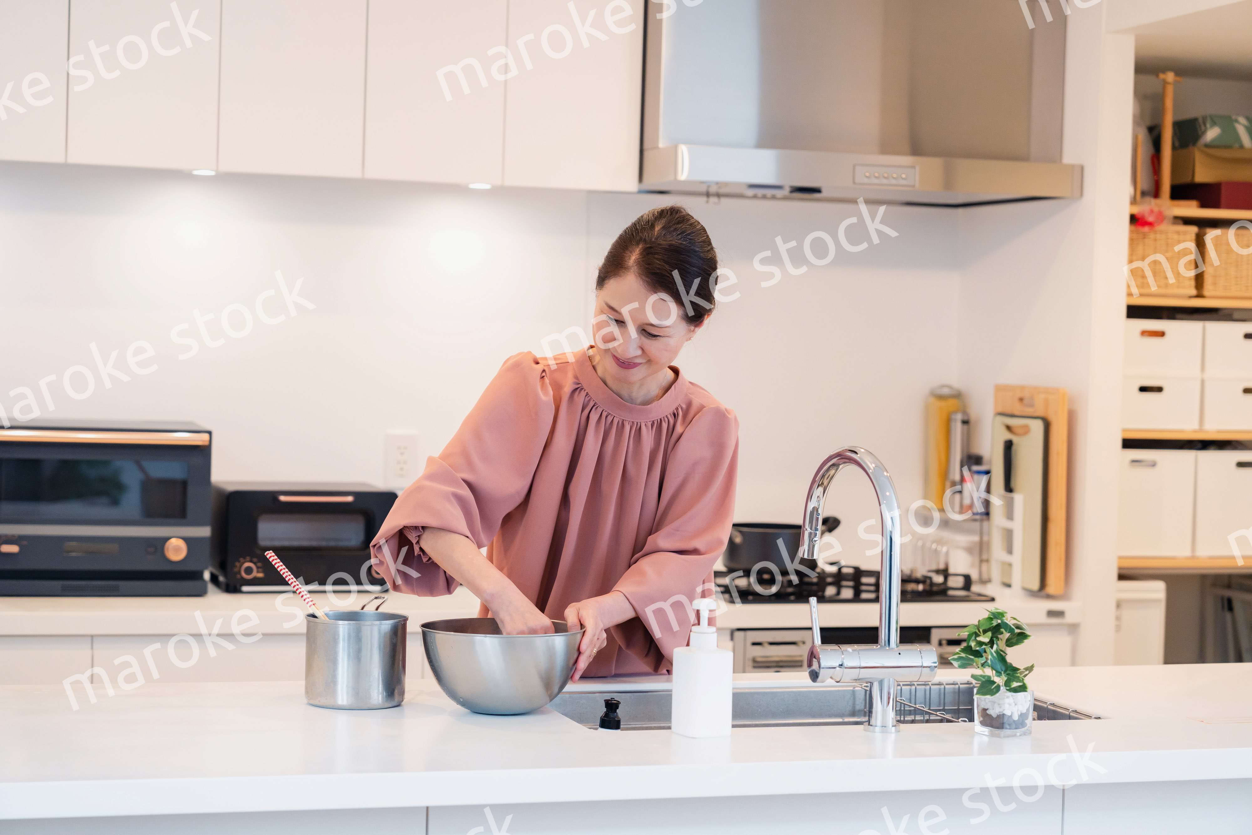 キッチンで料理をするシニアの女性