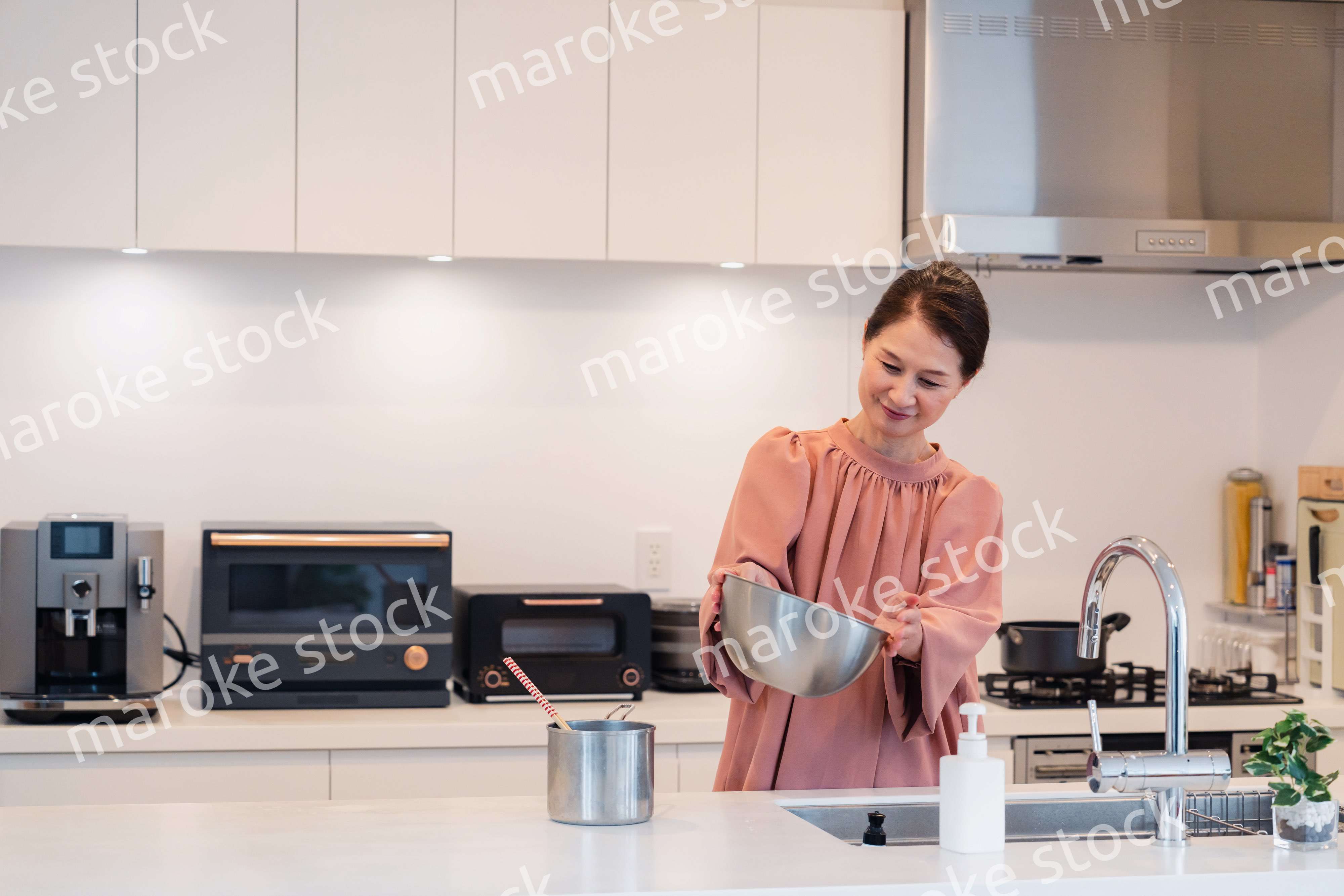 キッチンで料理をするシニアの女性