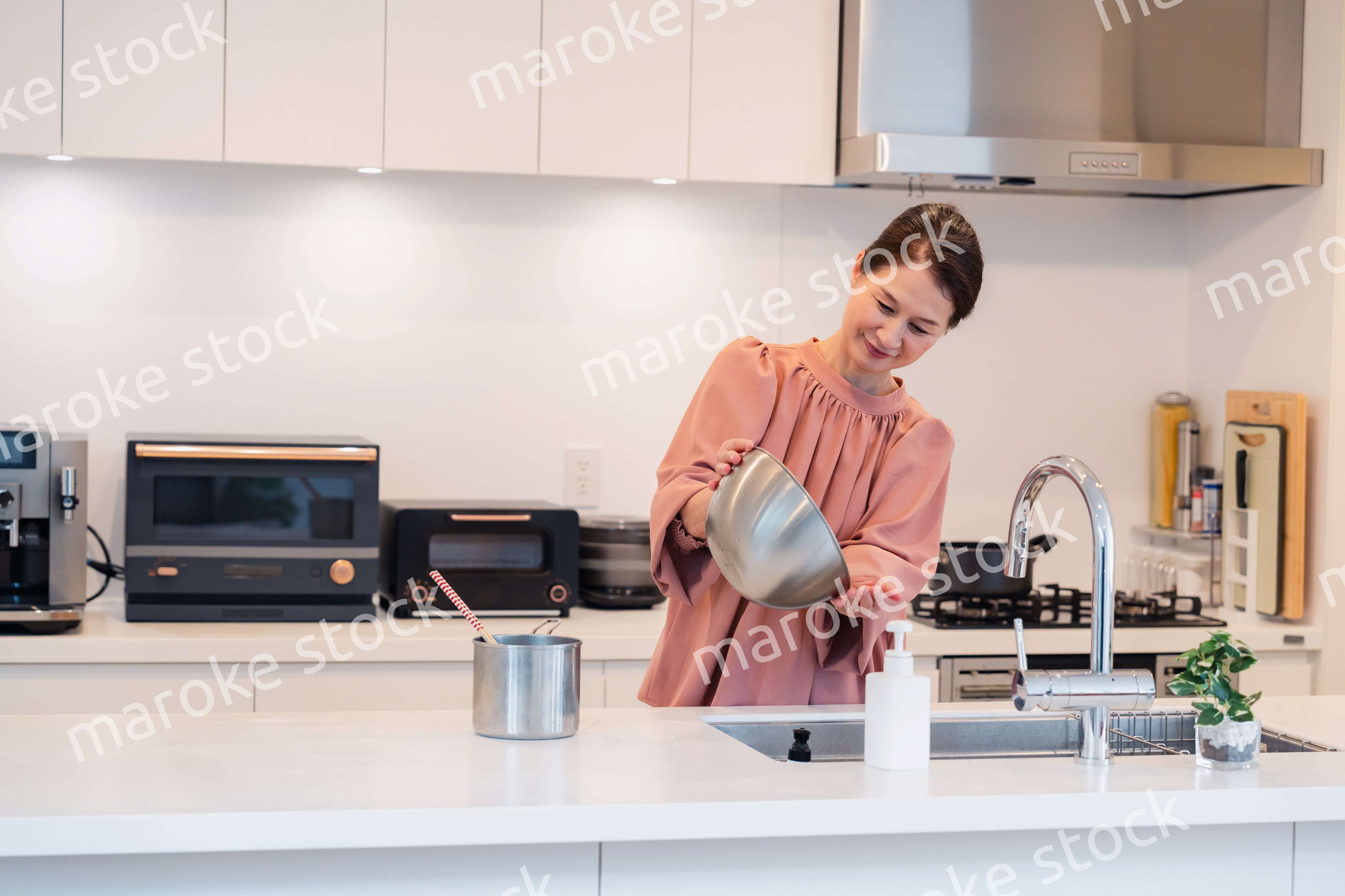 キッチンで料理をするシニアの女性