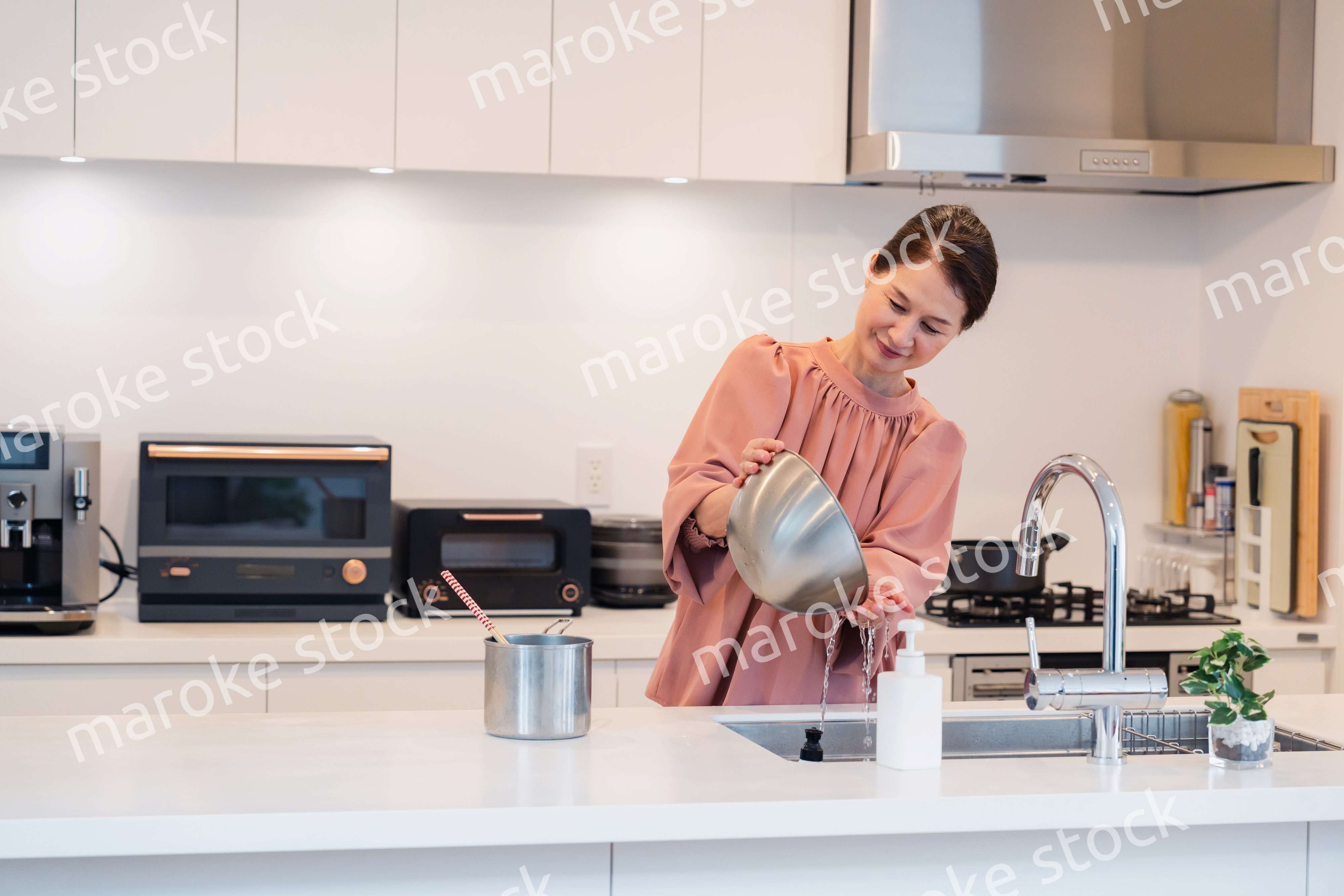 キッチンで料理をするシニアの女性