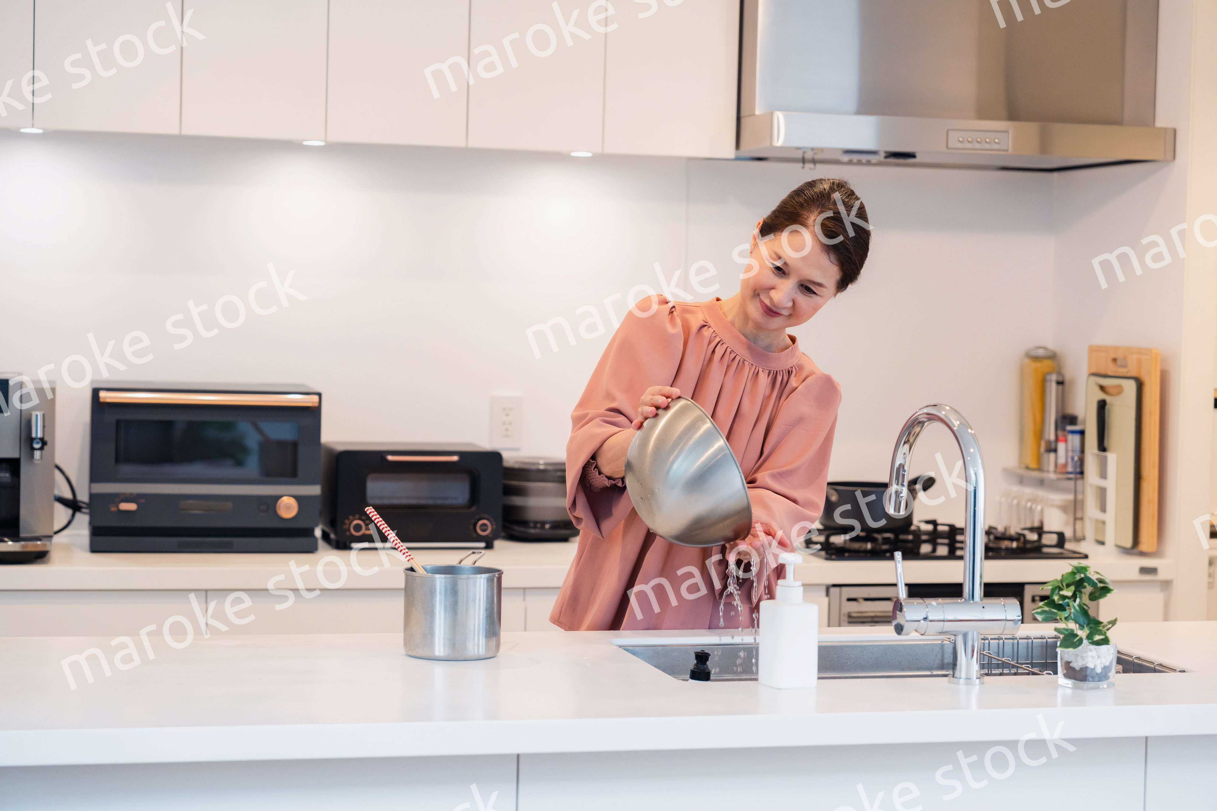 キッチンで料理をするシニアの女性