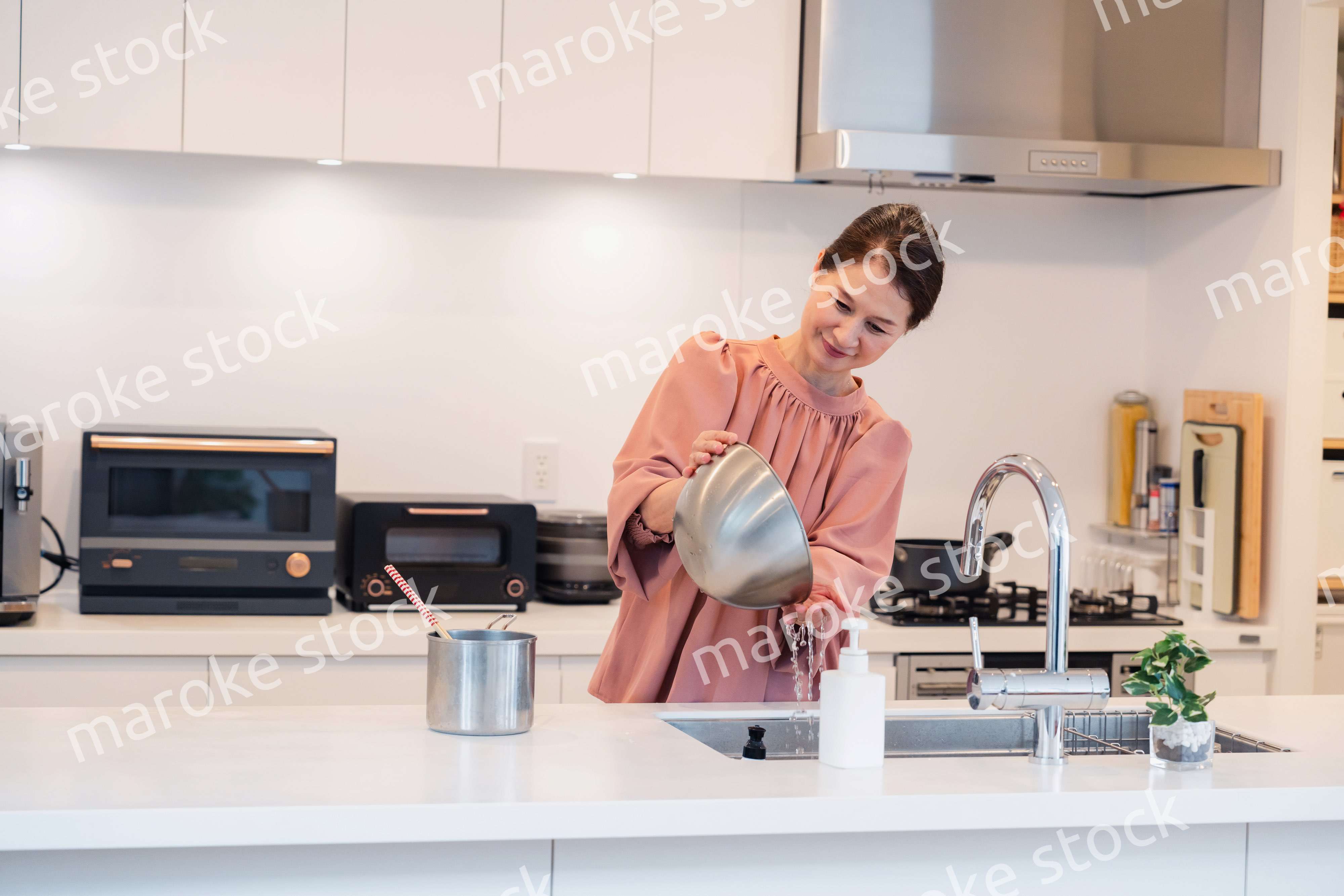 キッチンで料理をするシニアの女性