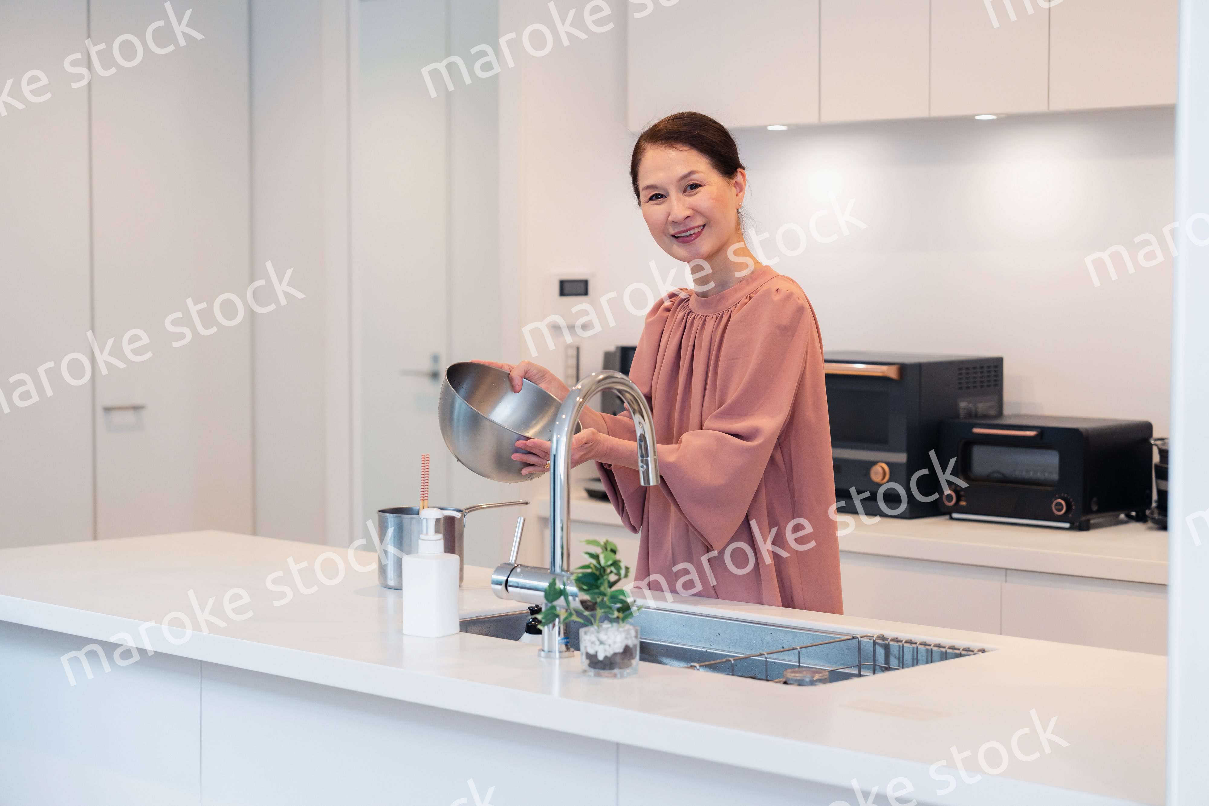 キッチンで料理をするシニアの女性