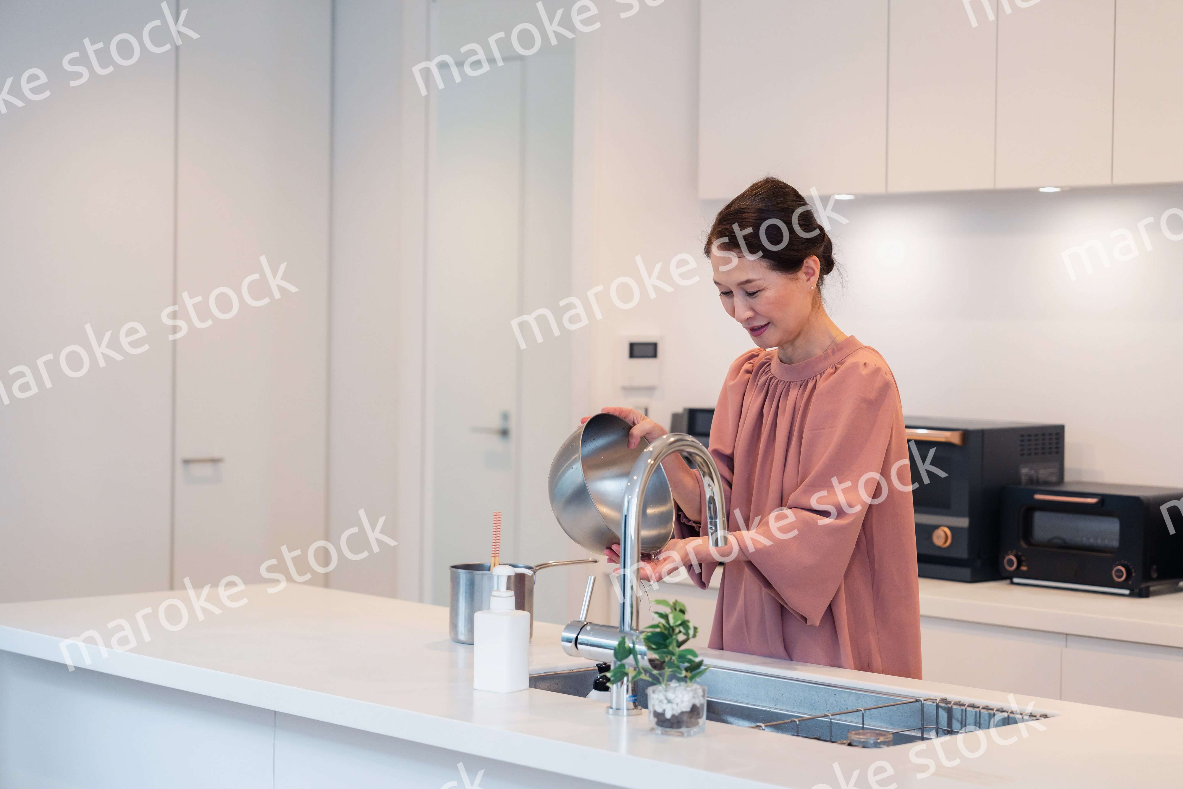 キッチンで料理をするシニアの女性