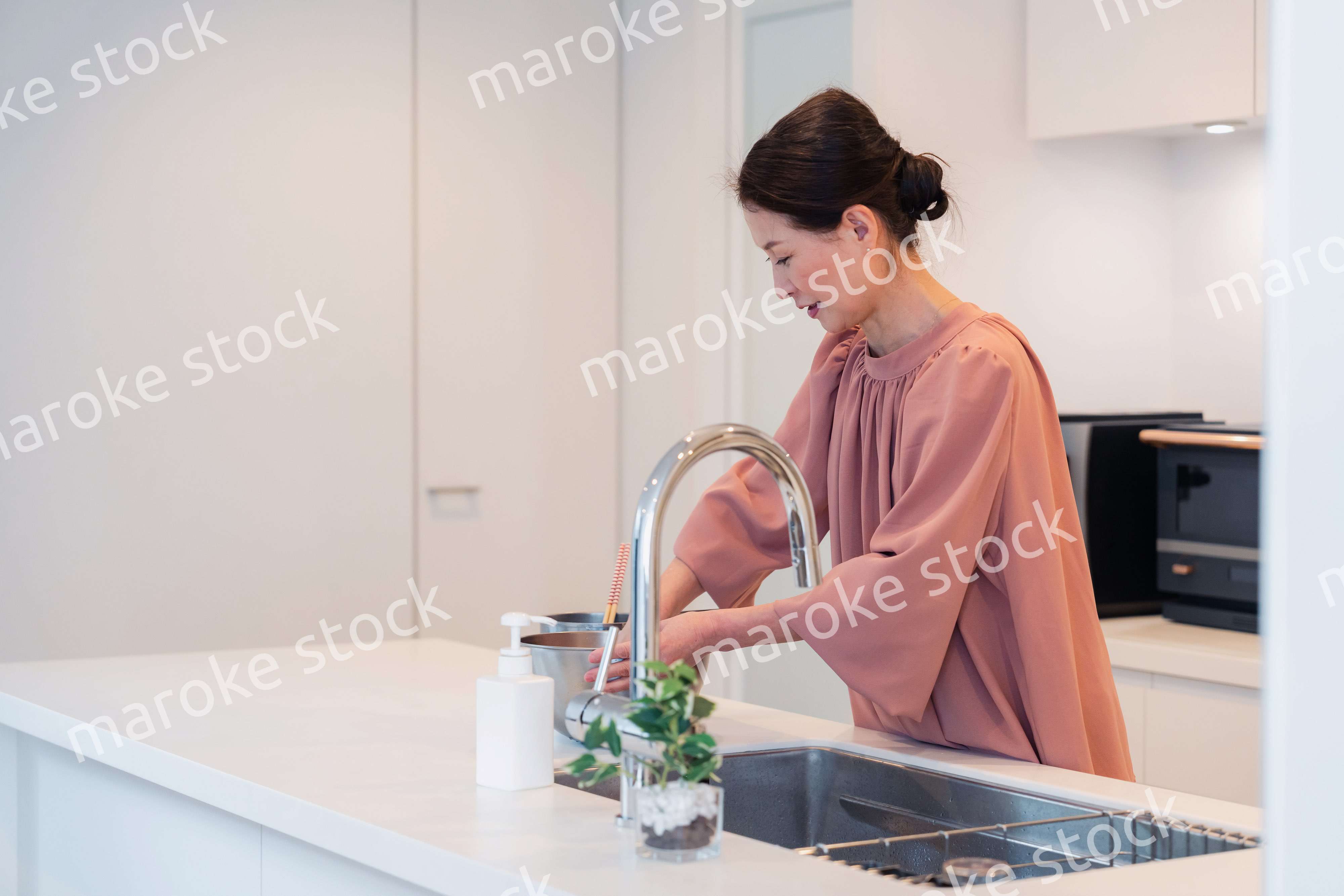 キッチンで料理をするシニアの女性