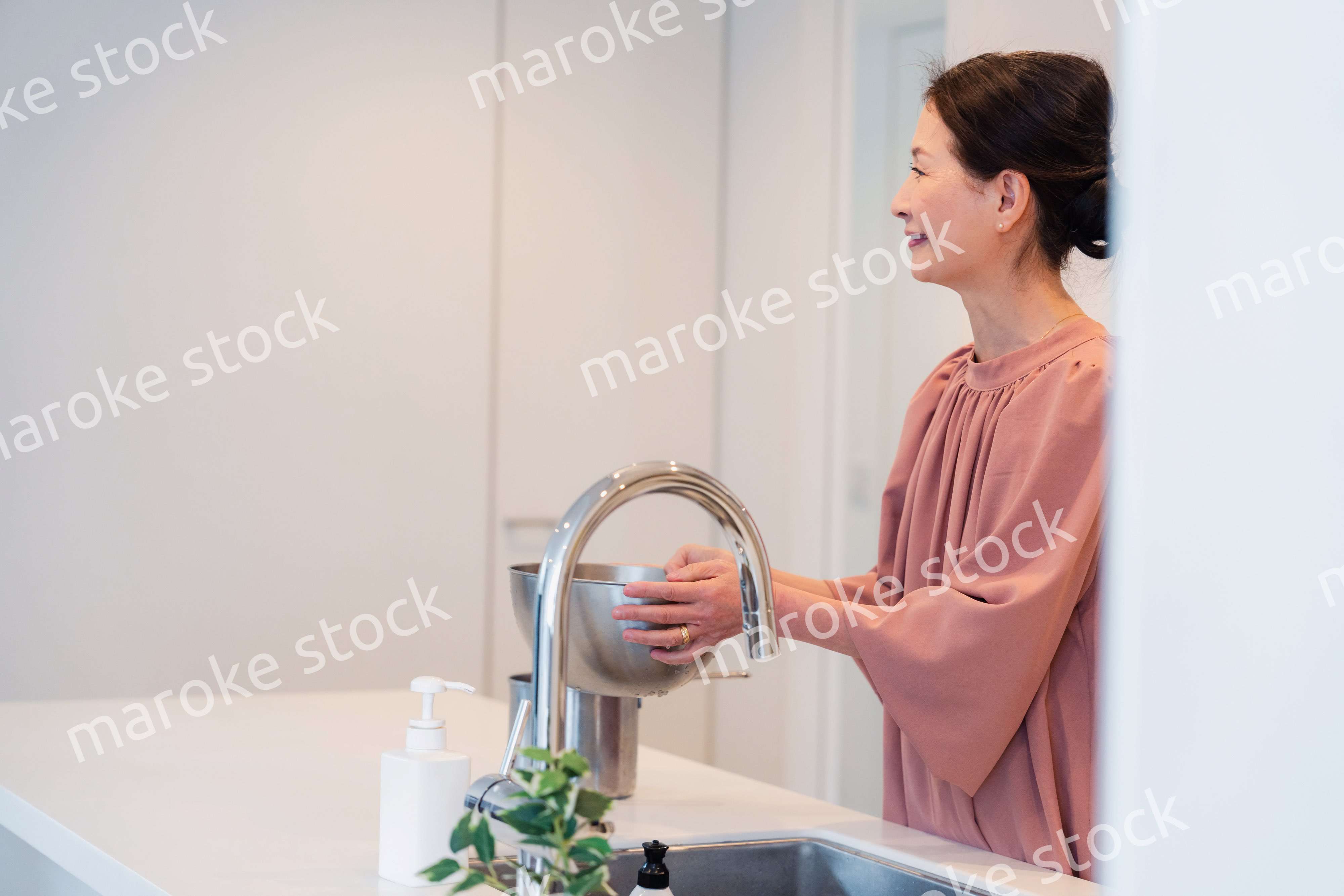 キッチンで料理をするシニアの女性