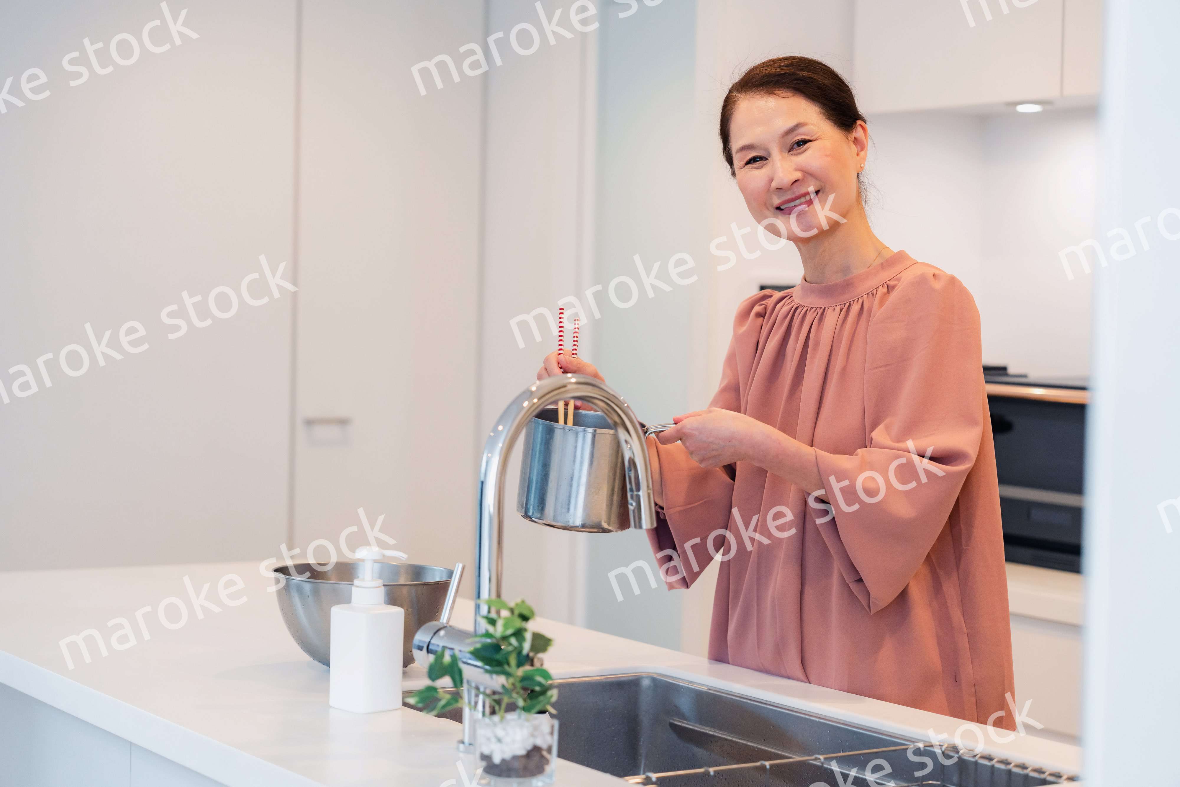 キッチンで料理をするシニアの女性