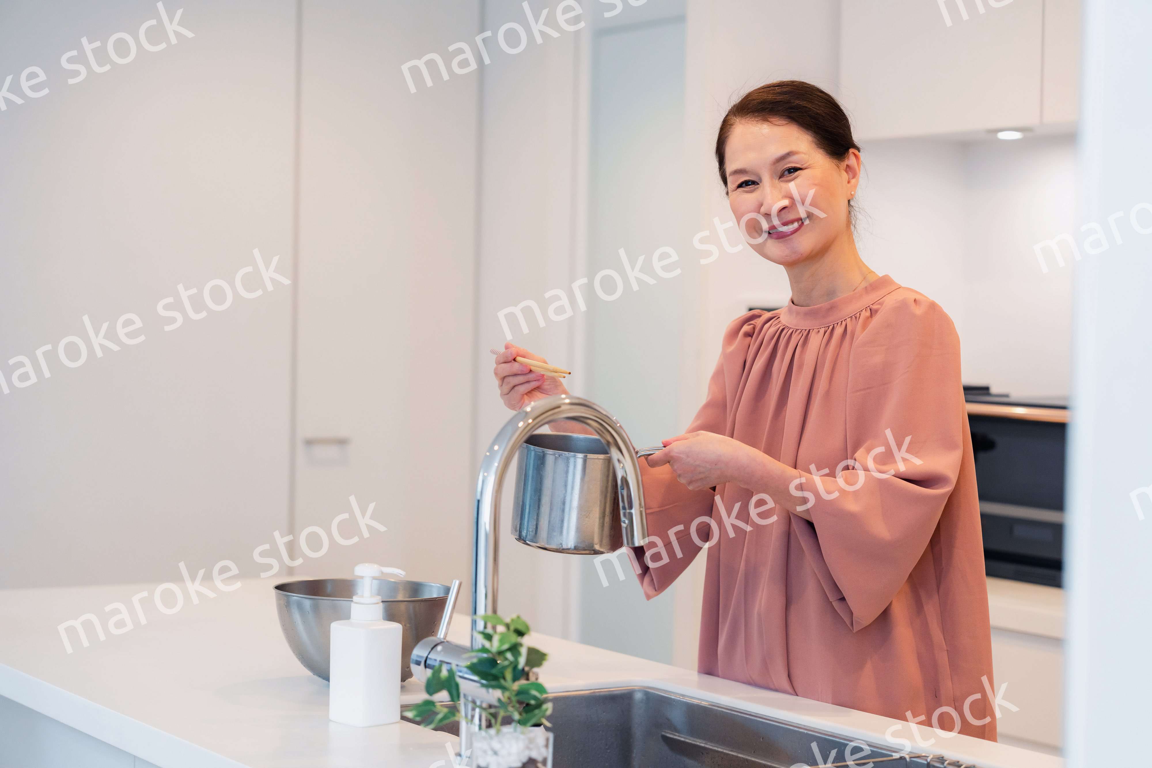 キッチンで料理をするシニアの女性