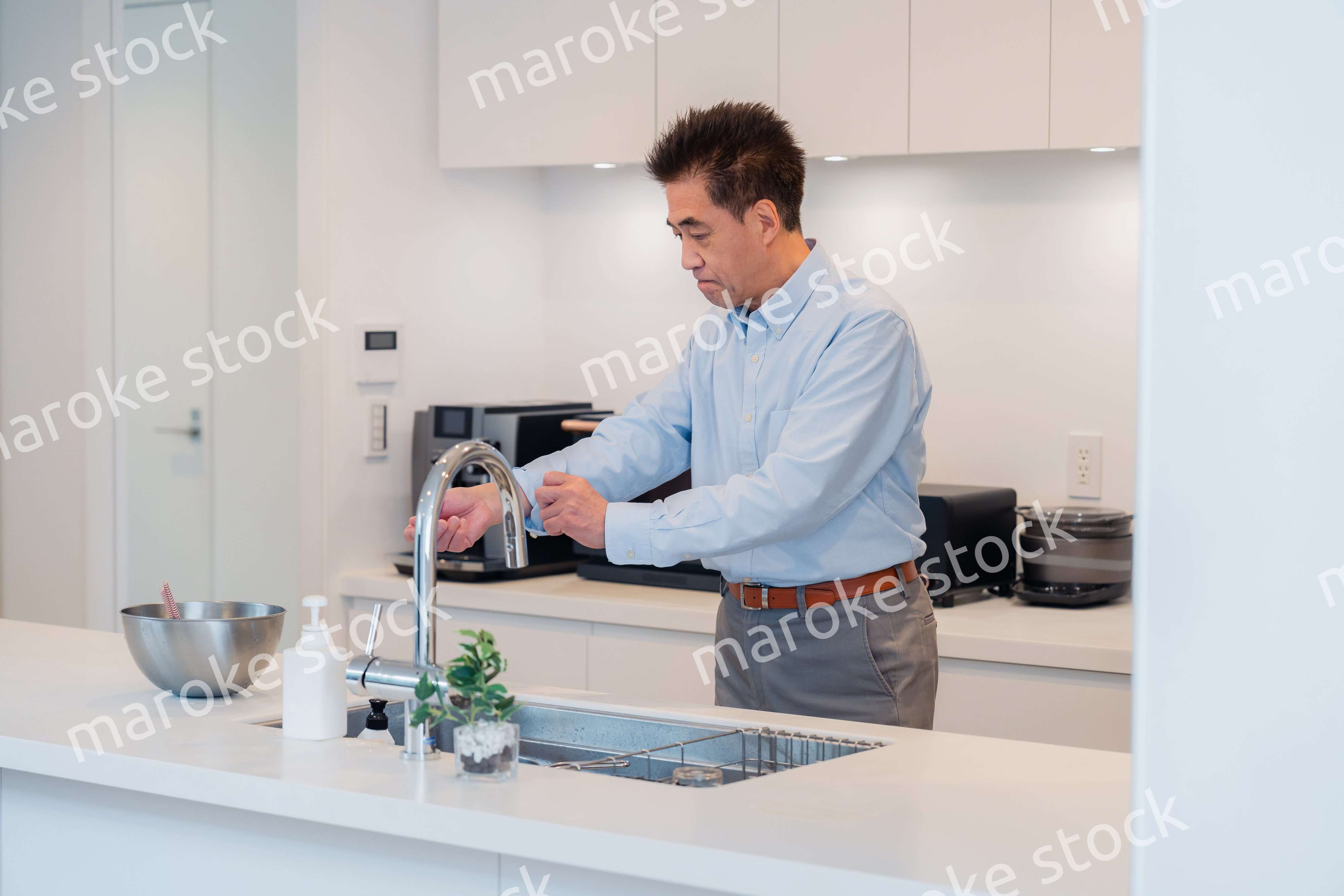 料理をするシニアの男性