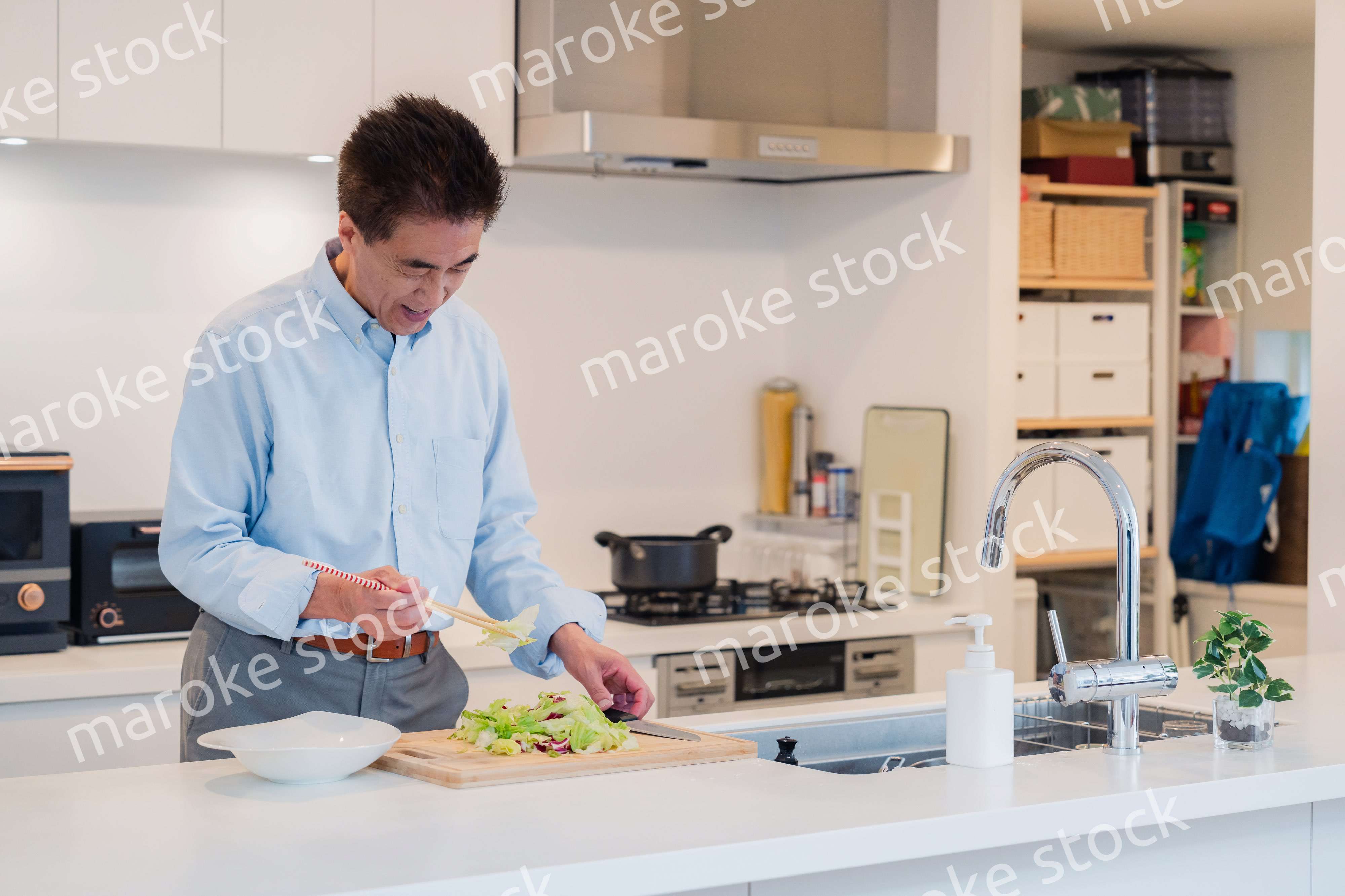 料理をするシニアの男性