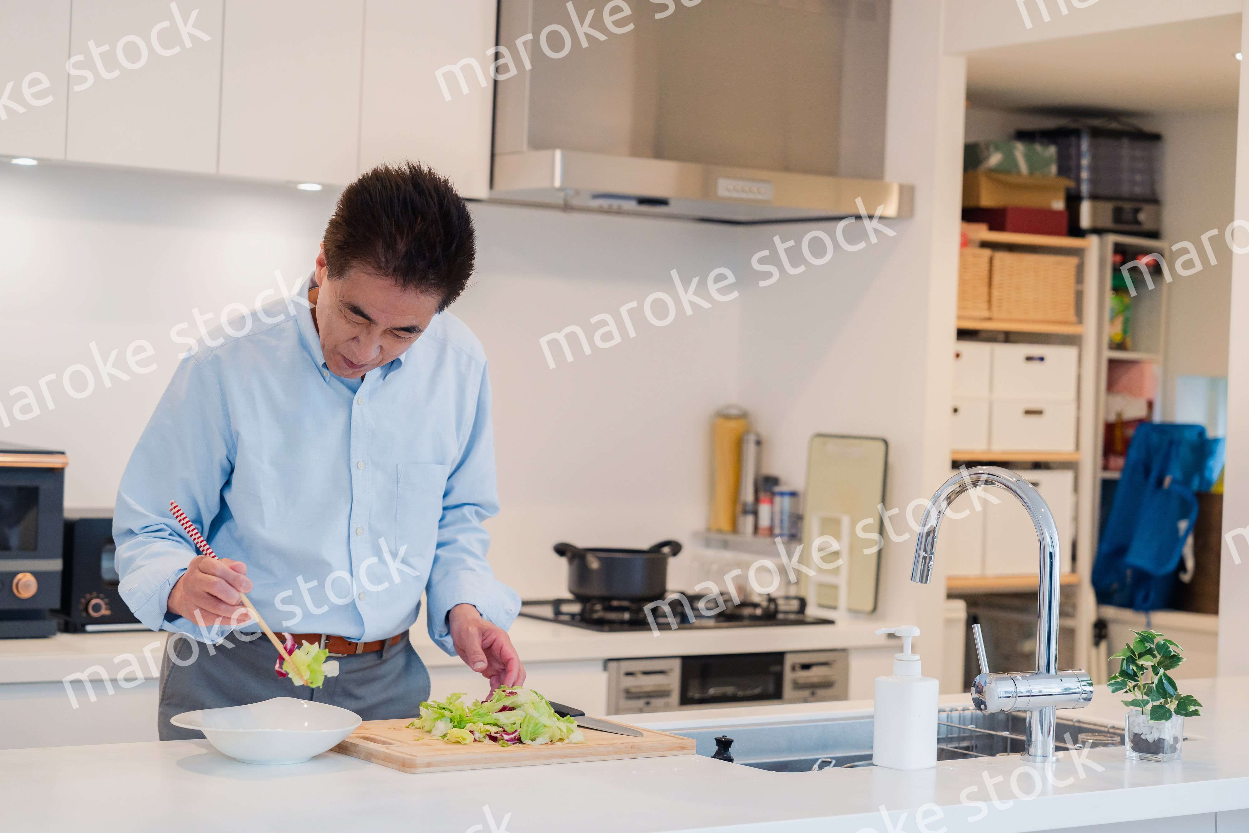 料理をするシニアの男性