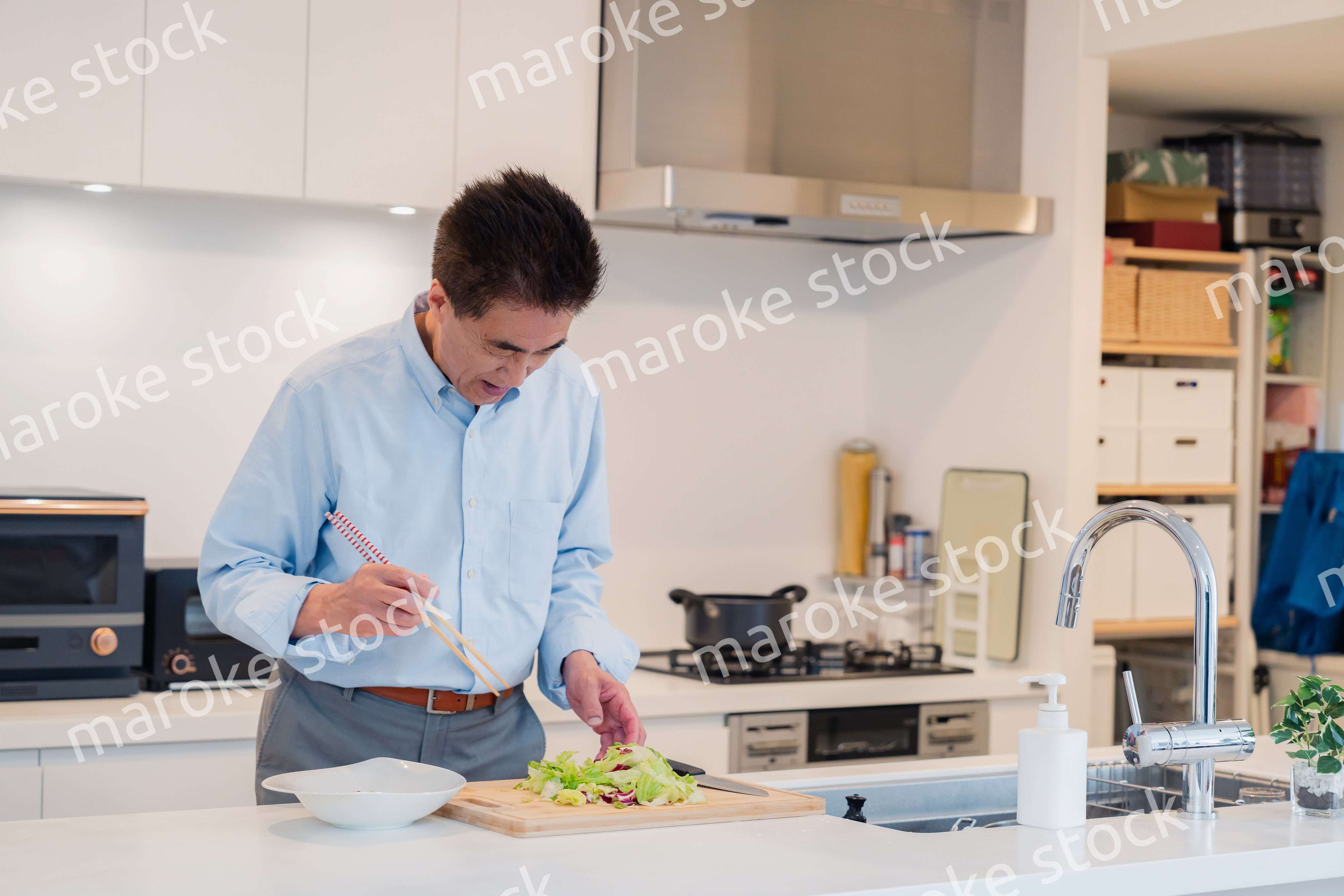 料理をするシニアの男性