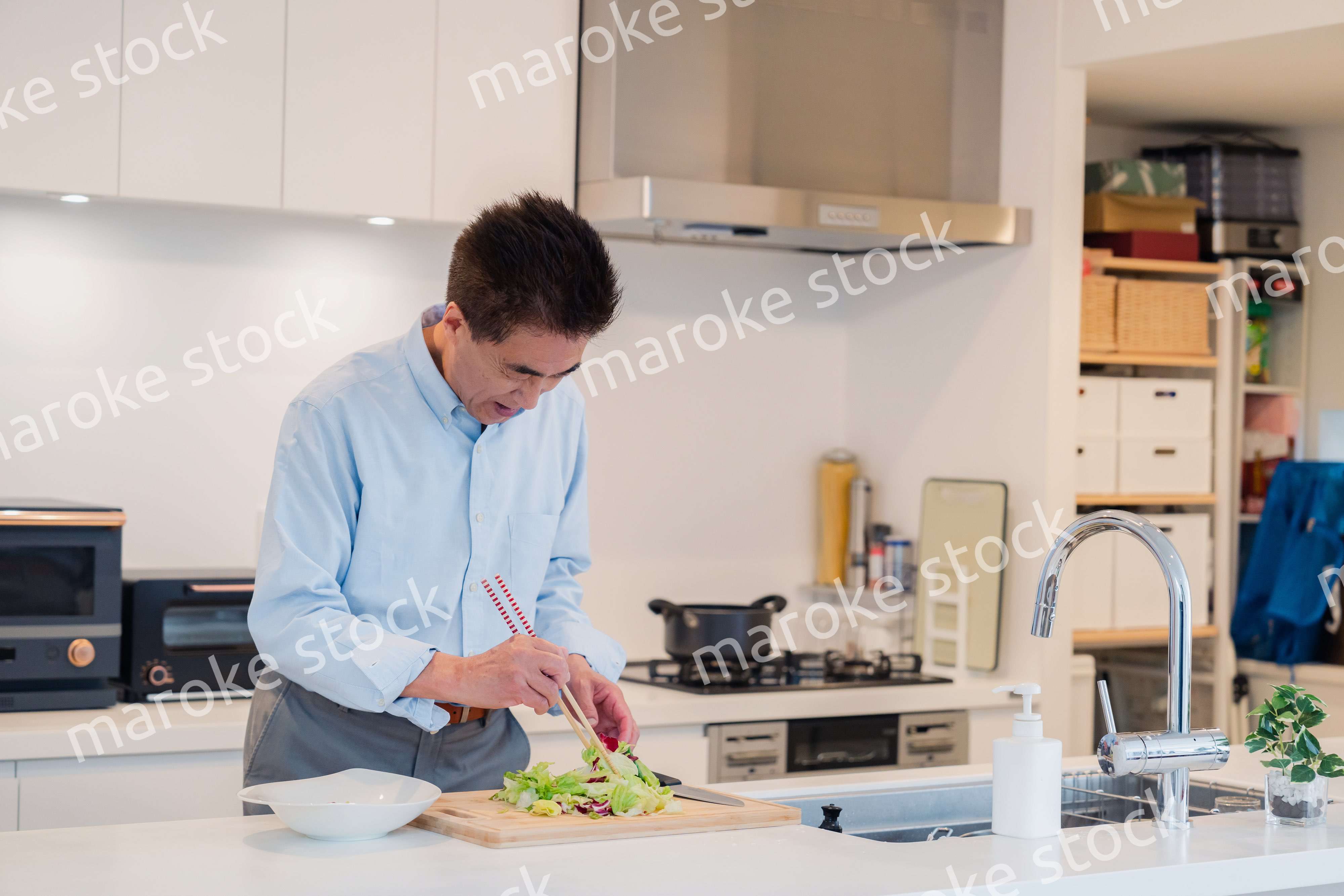 料理をするシニアの男性