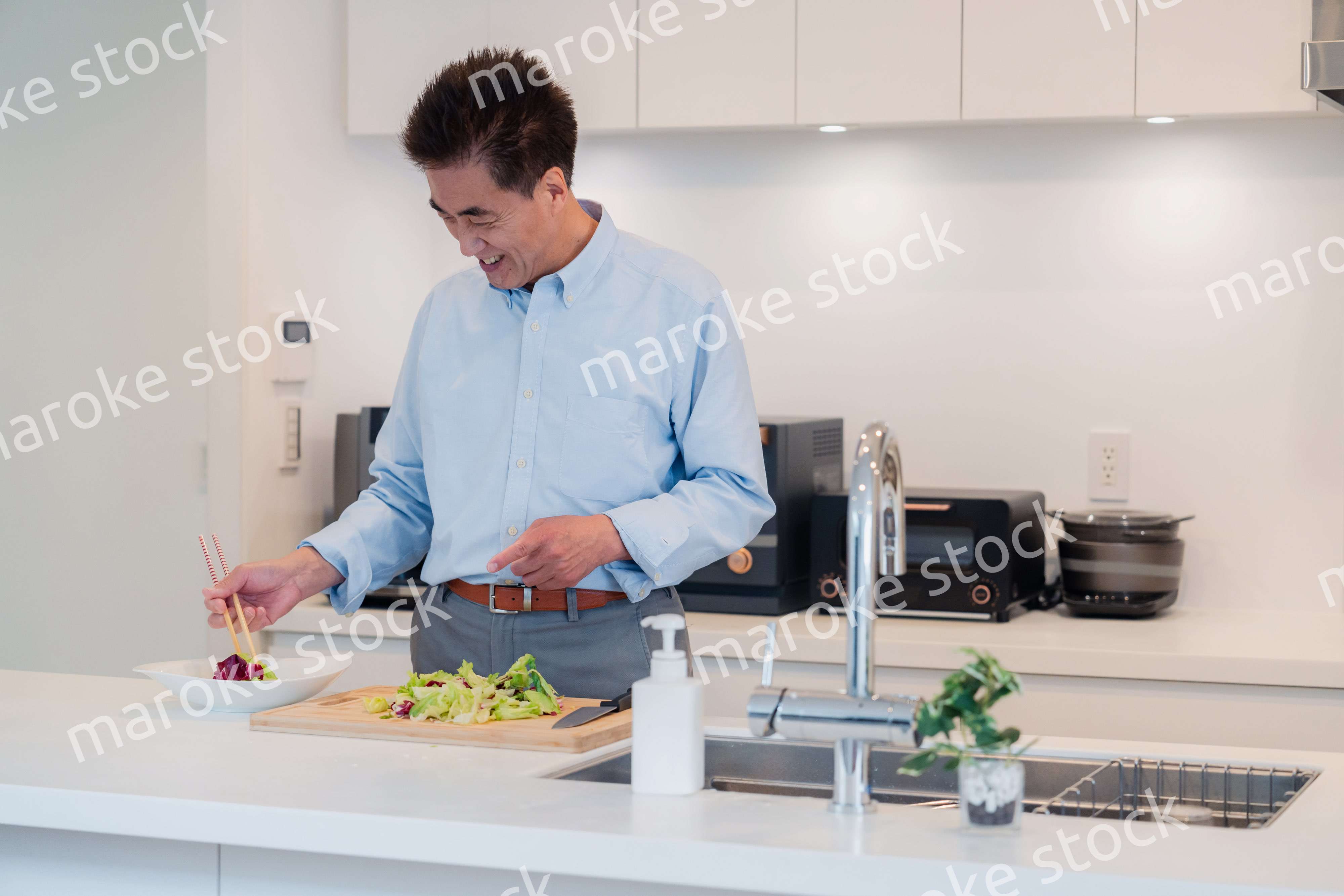 料理をするシニアの男性