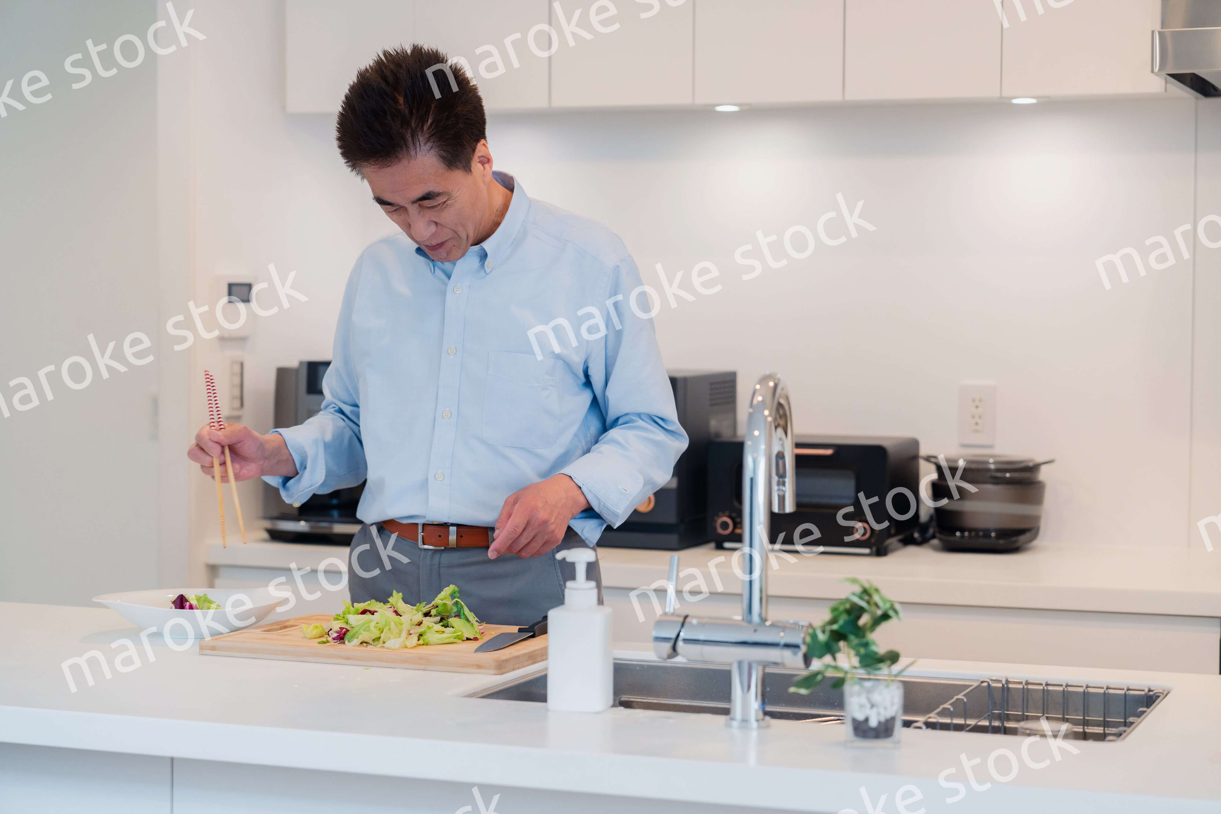 料理をするシニアの男性