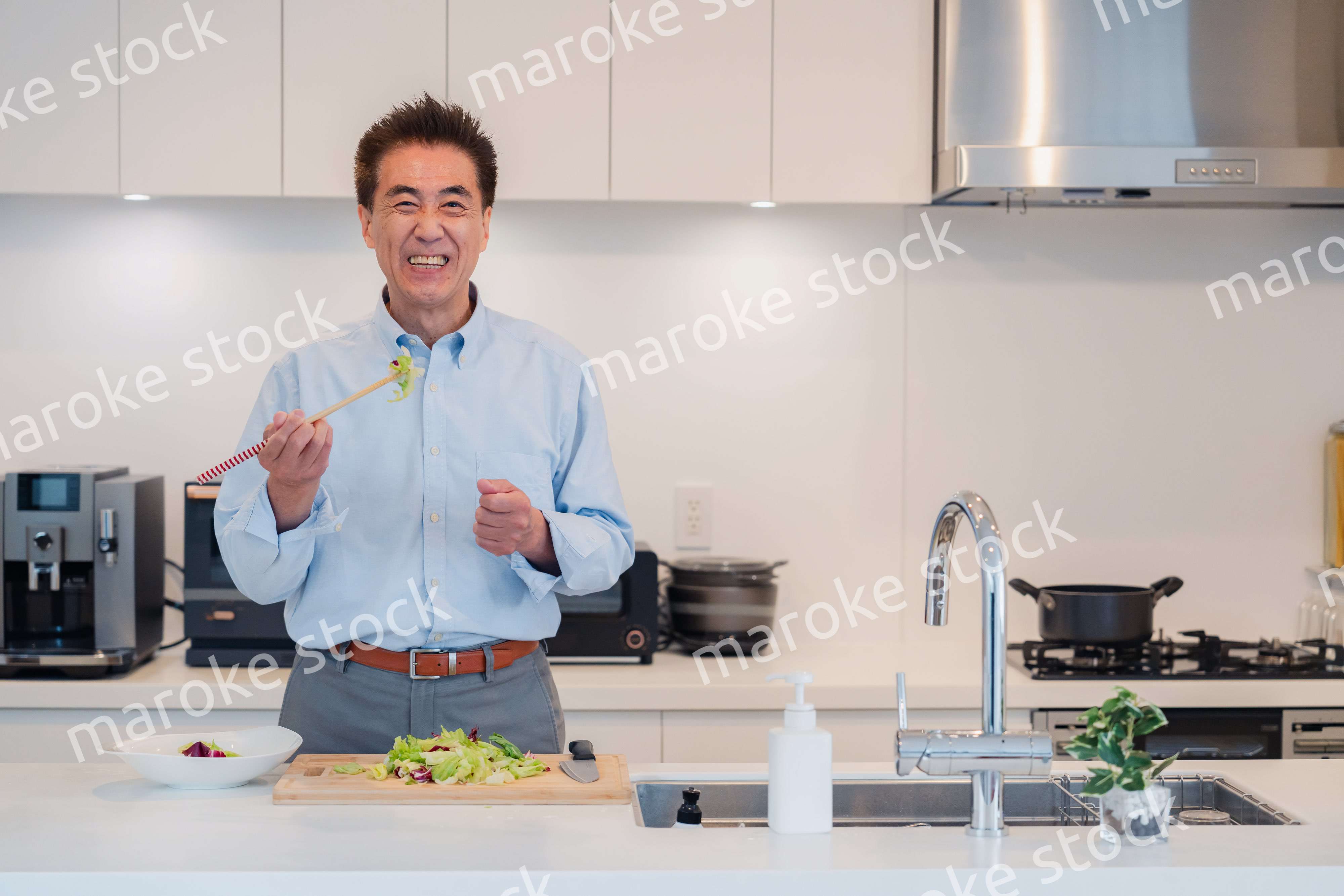 料理をするシニアの男性