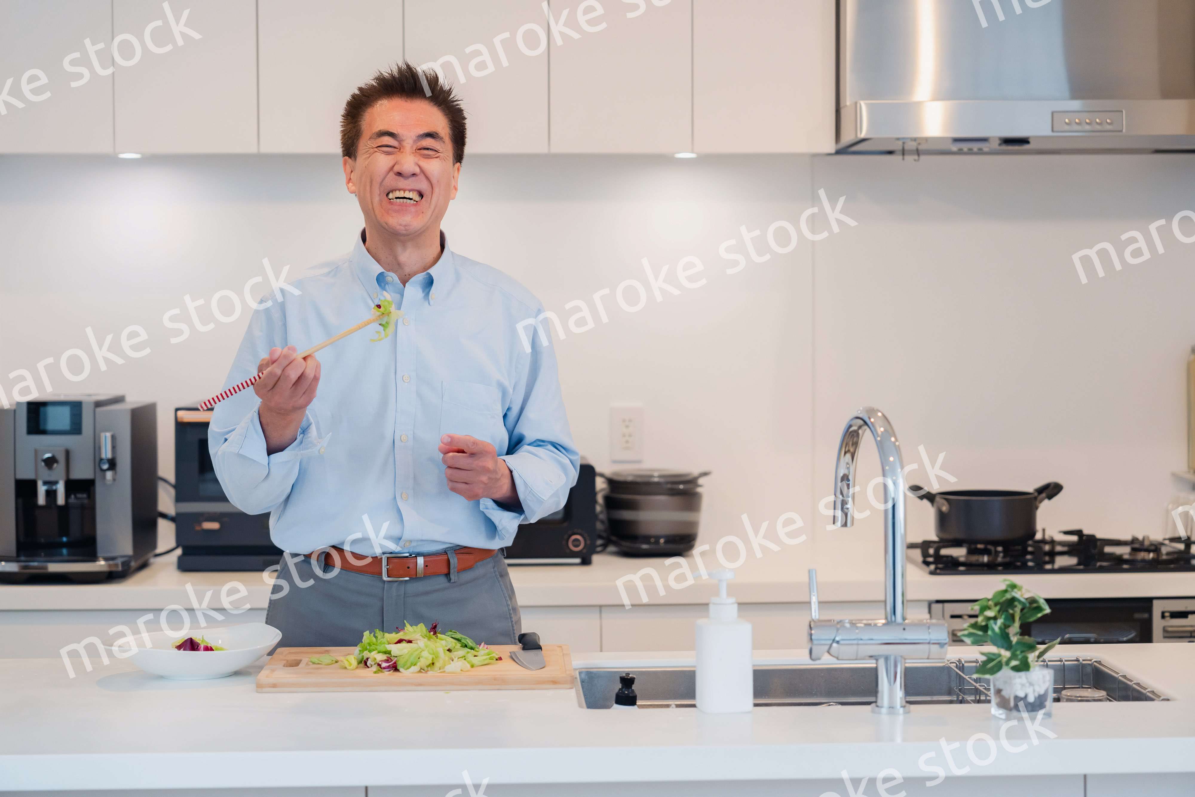 料理をするシニアの男性