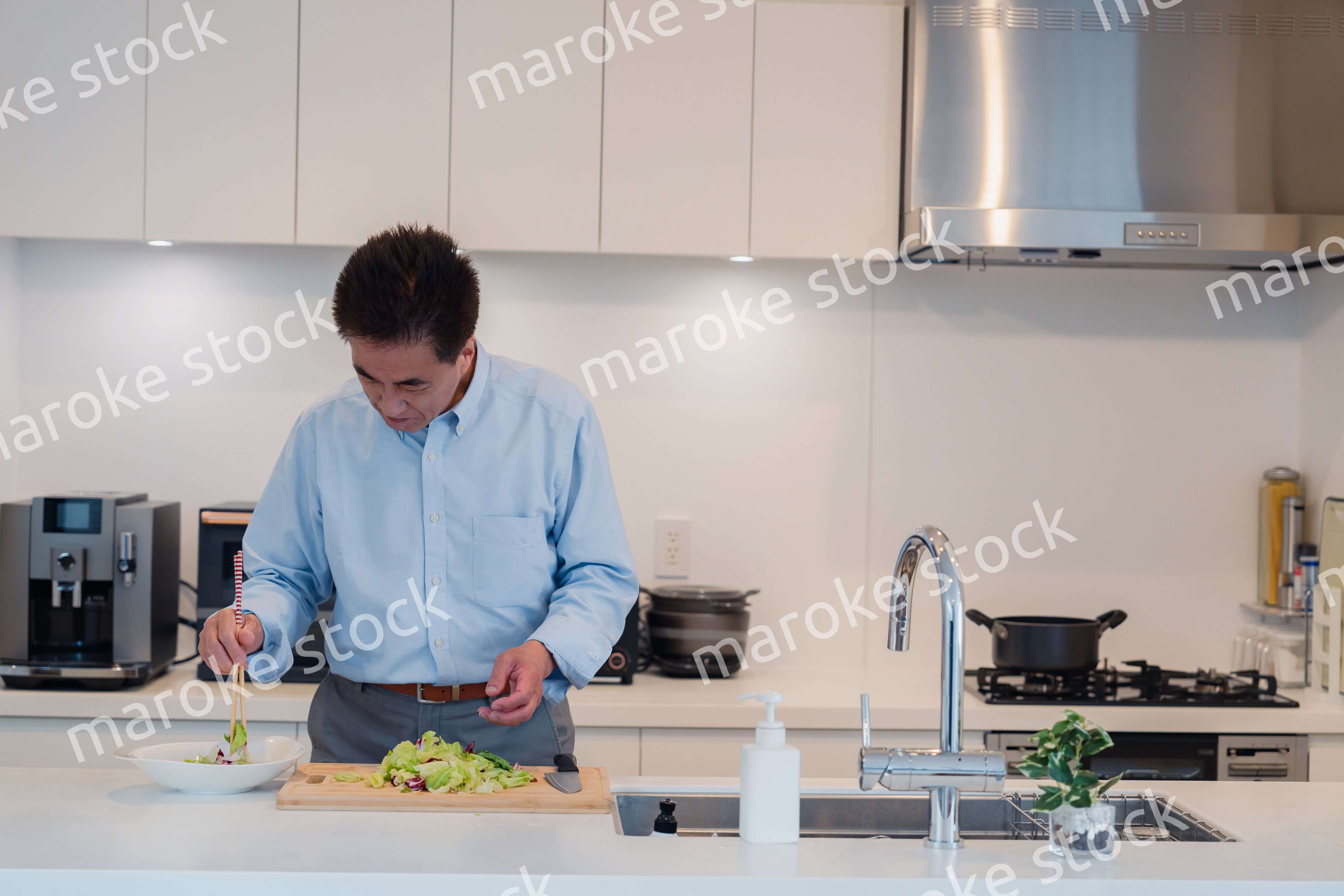 料理をするシニアの男性