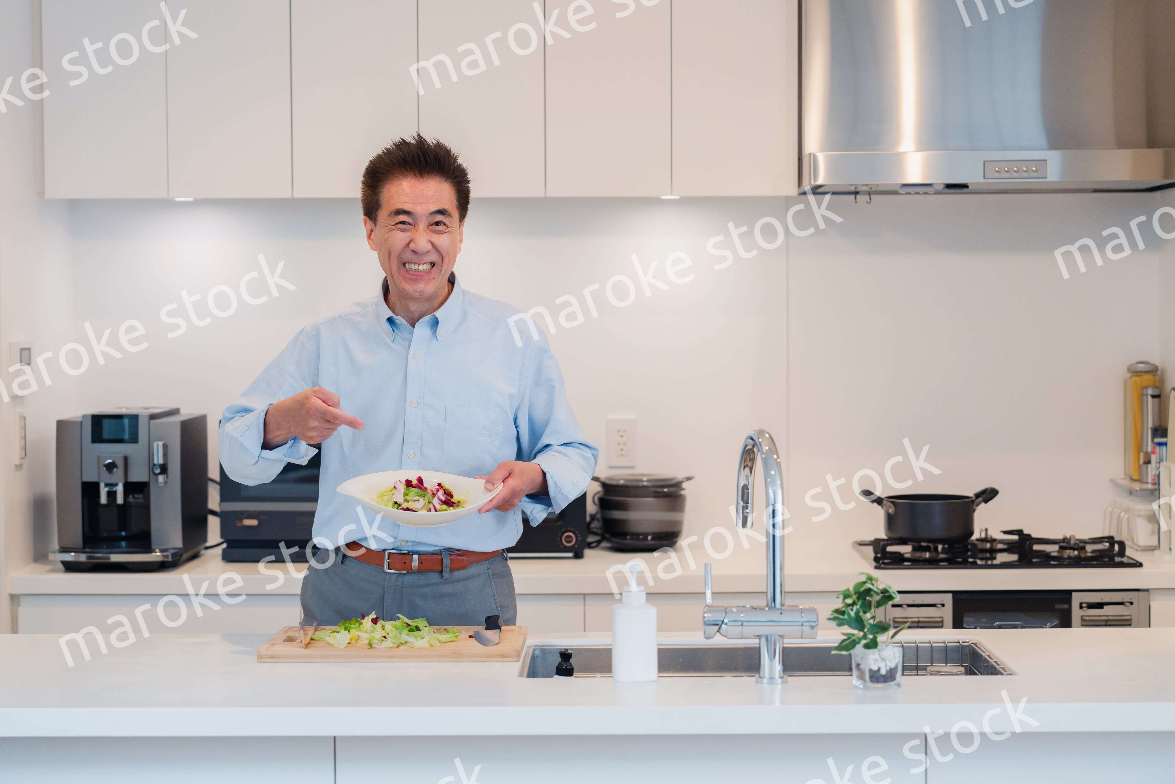 料理をするシニアの男性