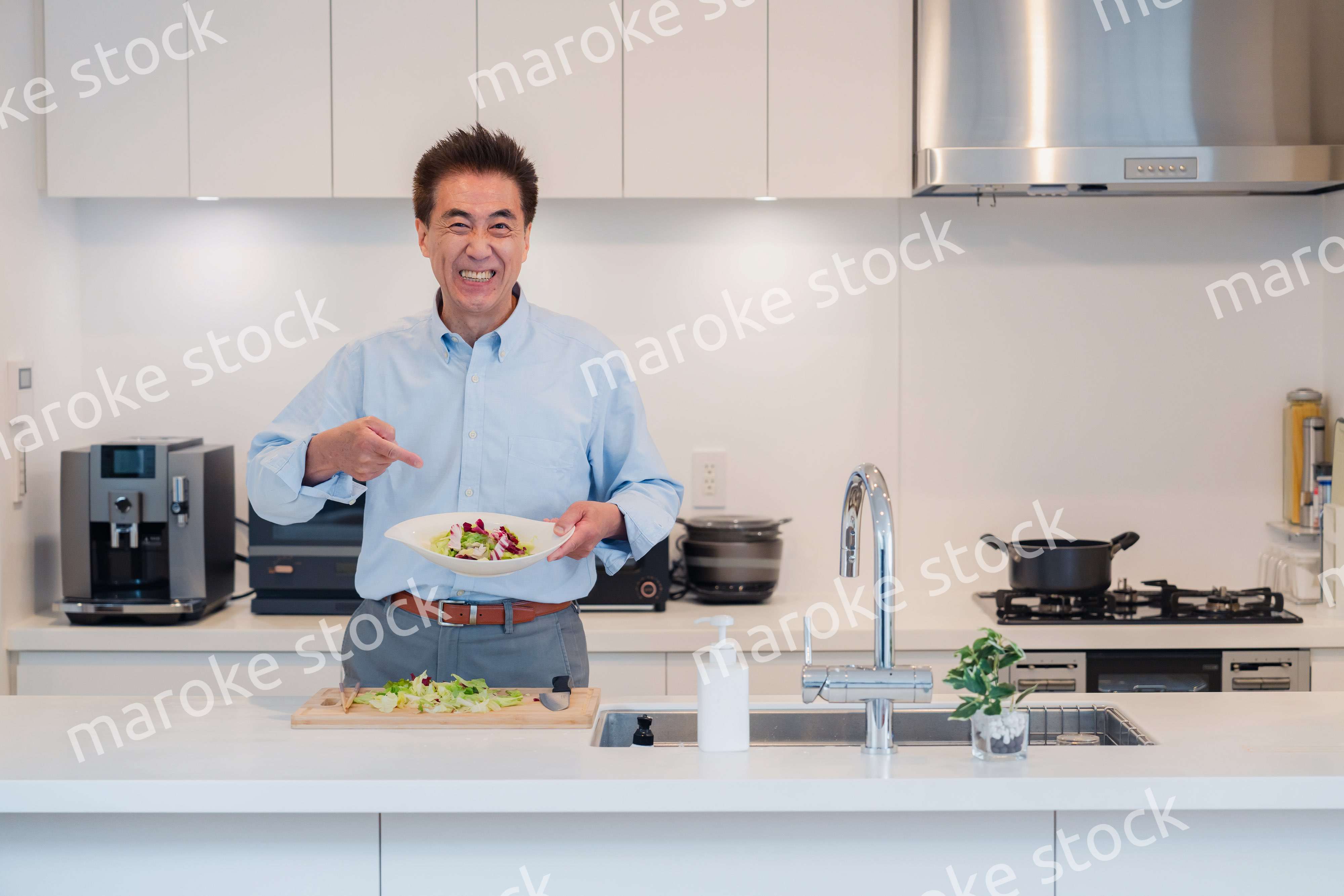 料理をするシニアの男性