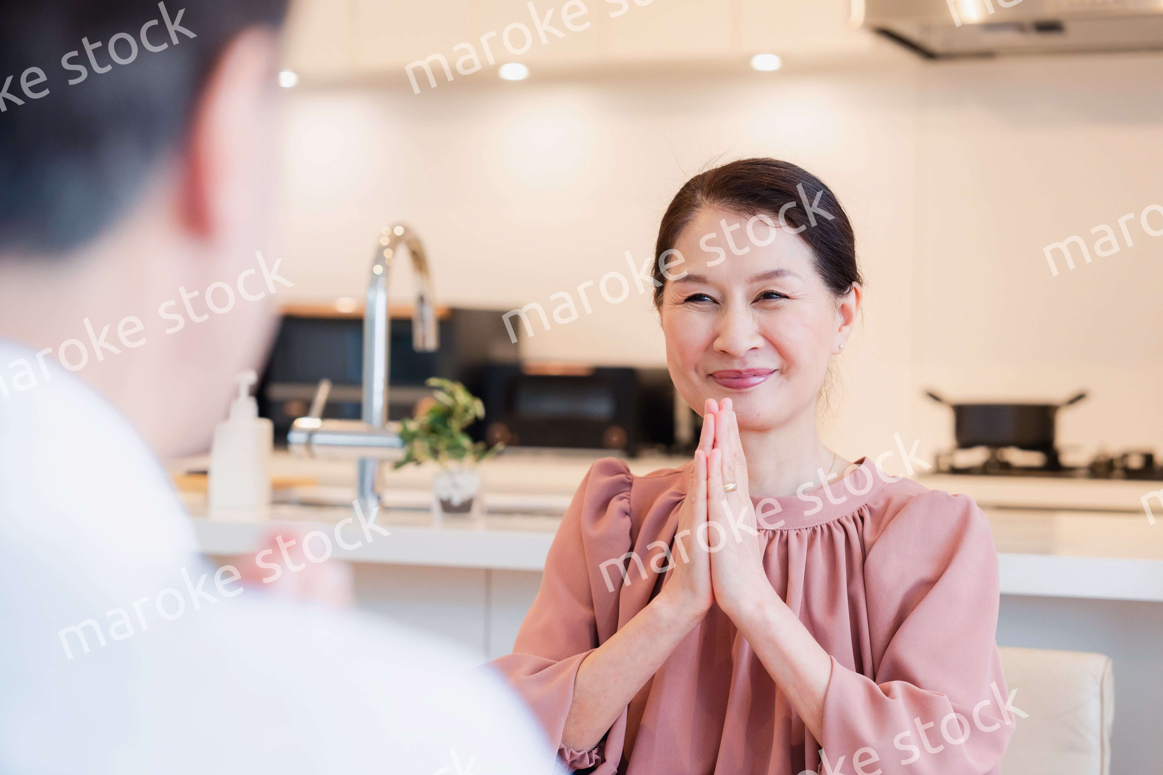 いただきますをするシニアの女性