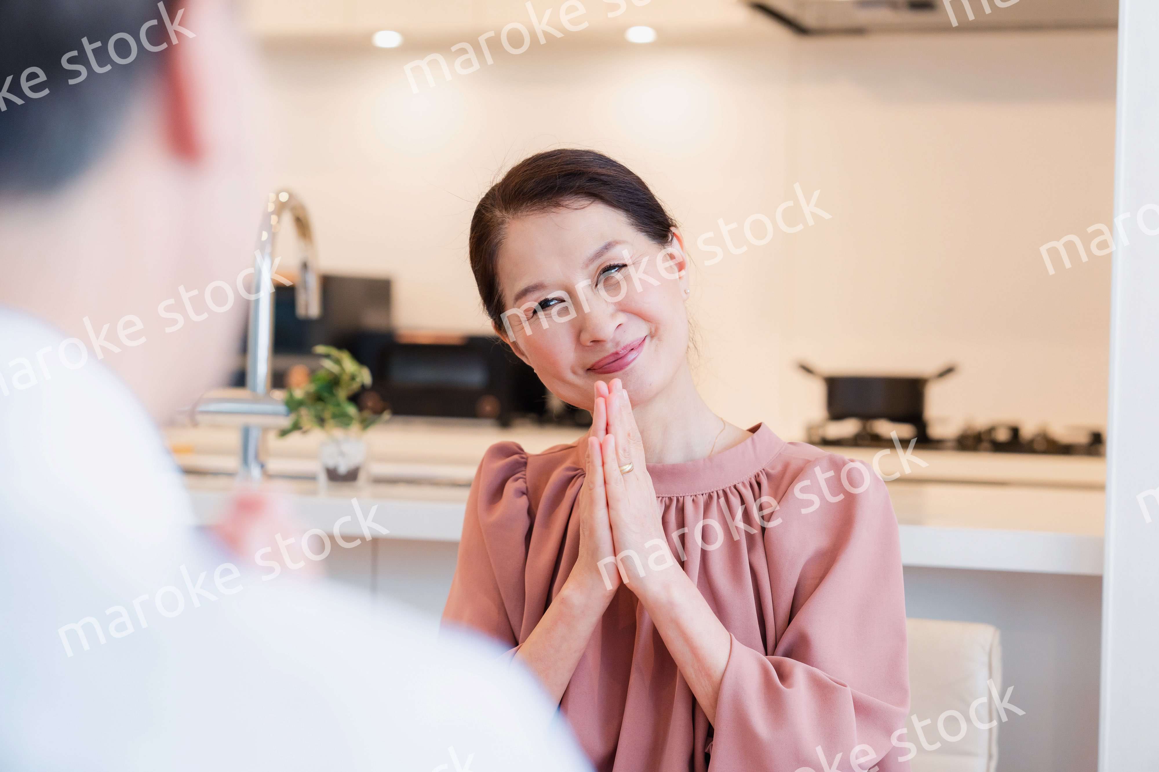 いただきますをするシニアの女性