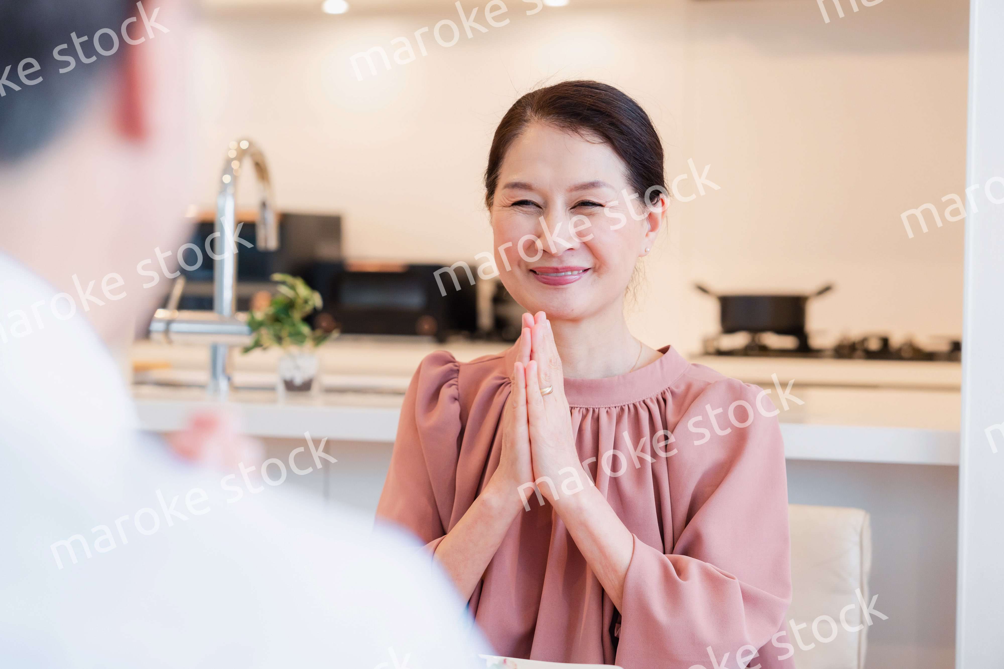 いただきますをするシニアの女性