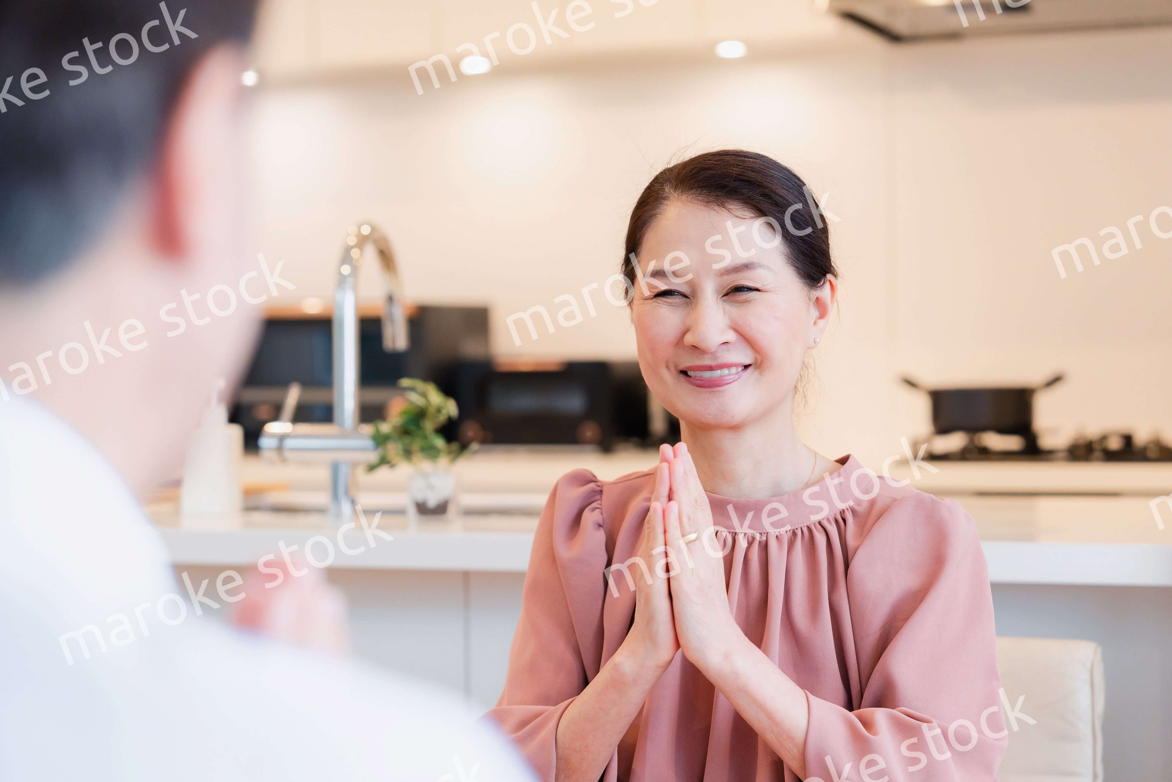 いただきますをするシニアの女性