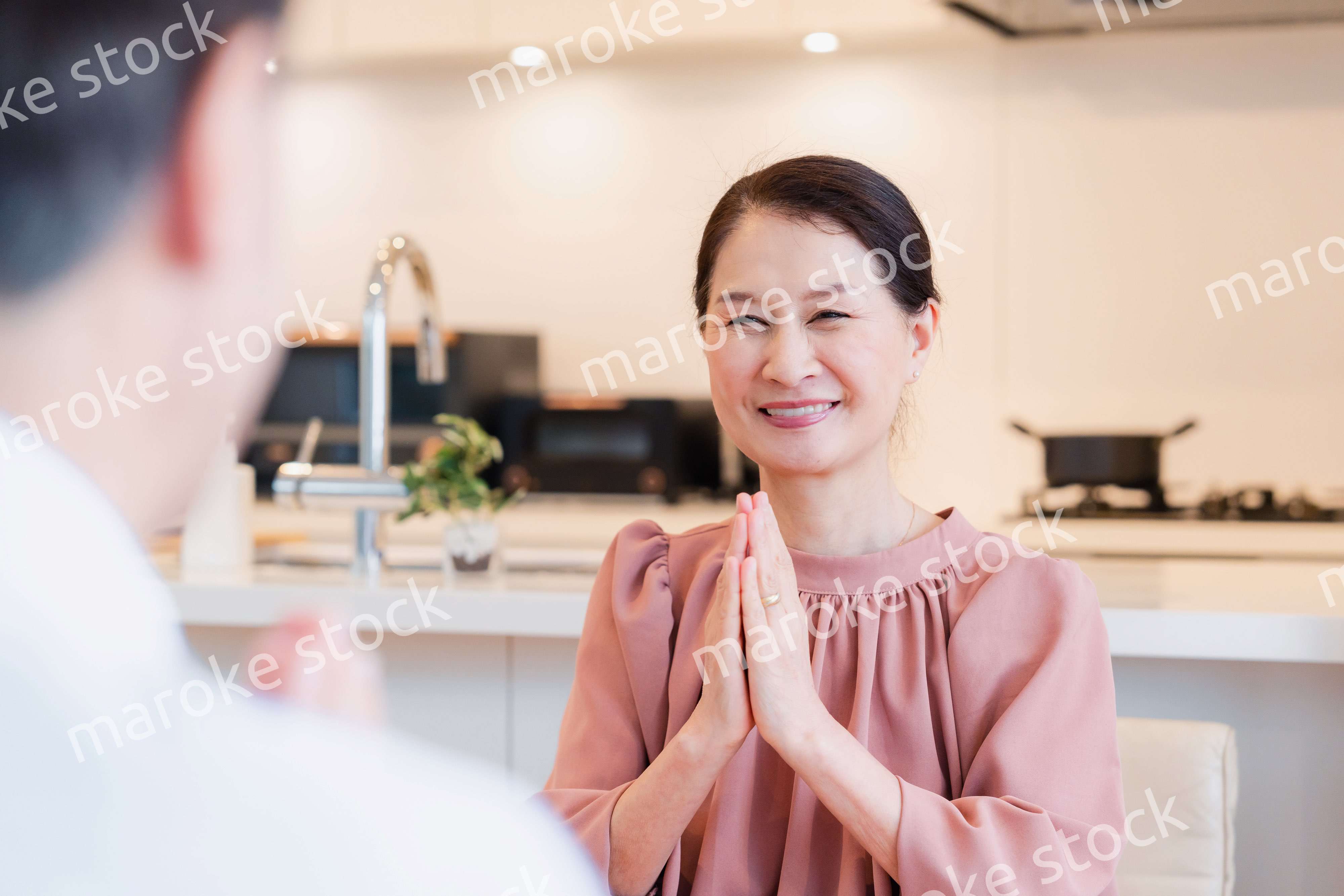 いただきますをするシニアの女性