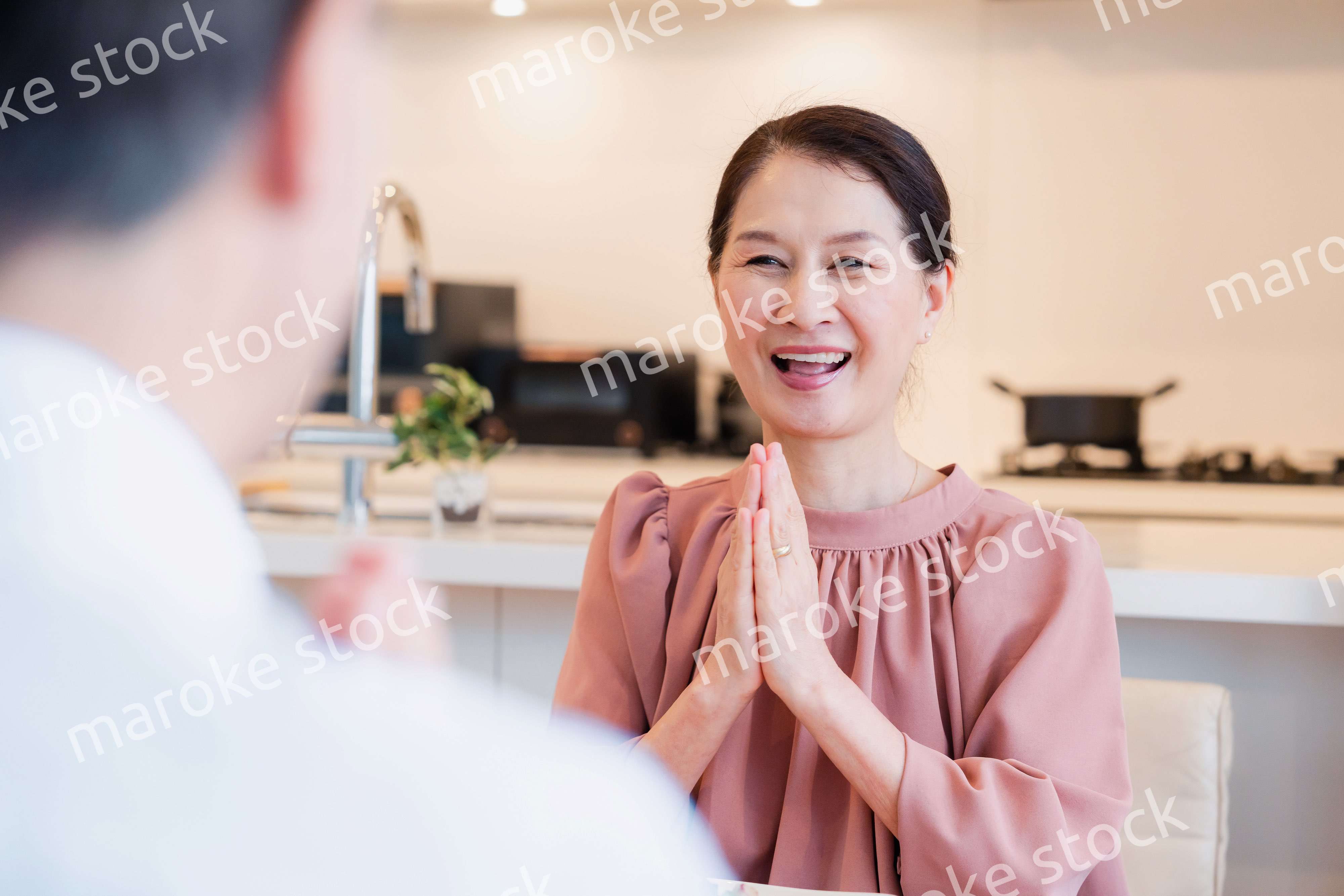 いただきますをするシニアの女性